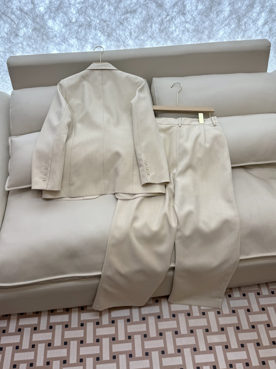 TF067#新款套装。
Max mara 70%醋酸 30% 羊毛 长袖西装外套 ➕长裤 套装 米白色 