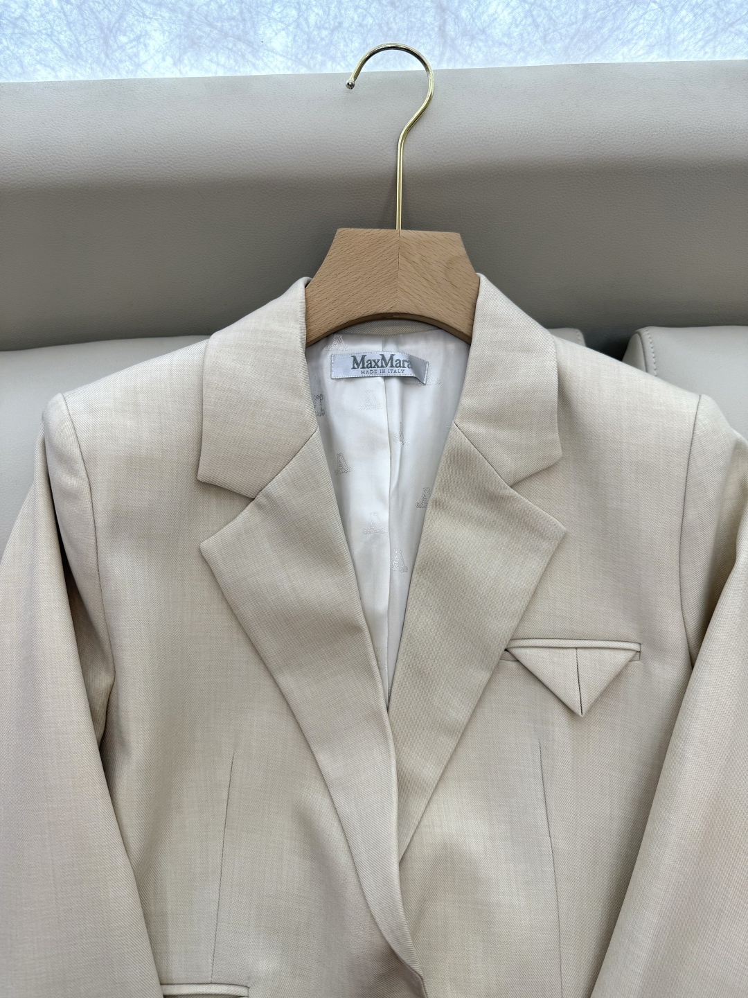 TF067#新款套装。
Max mara 70%醋酸 30% 羊毛 长袖西装外套 ➕长裤 套装 米白色 