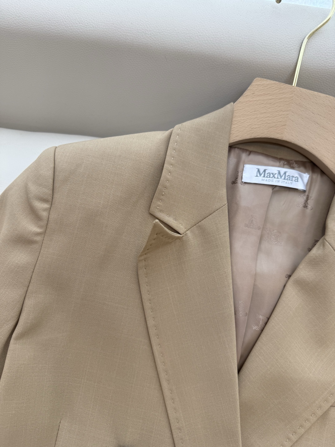 TF033#新款套装。
Max mara 70% 醋酸 长袖西装外套 ➕长裤 套装 卡其色 淡奶色 36