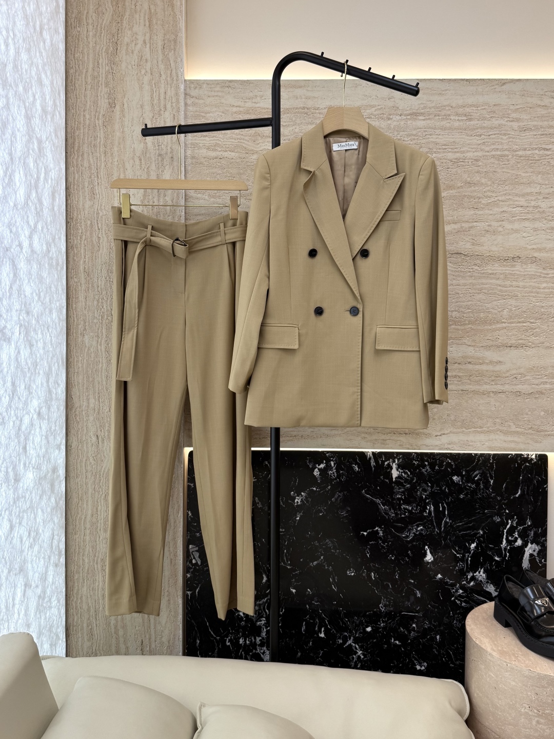 TF033#新款套装。
Max mara 70% 醋酸 长袖西装外套 ➕长裤 套装 卡其色 淡奶色 36