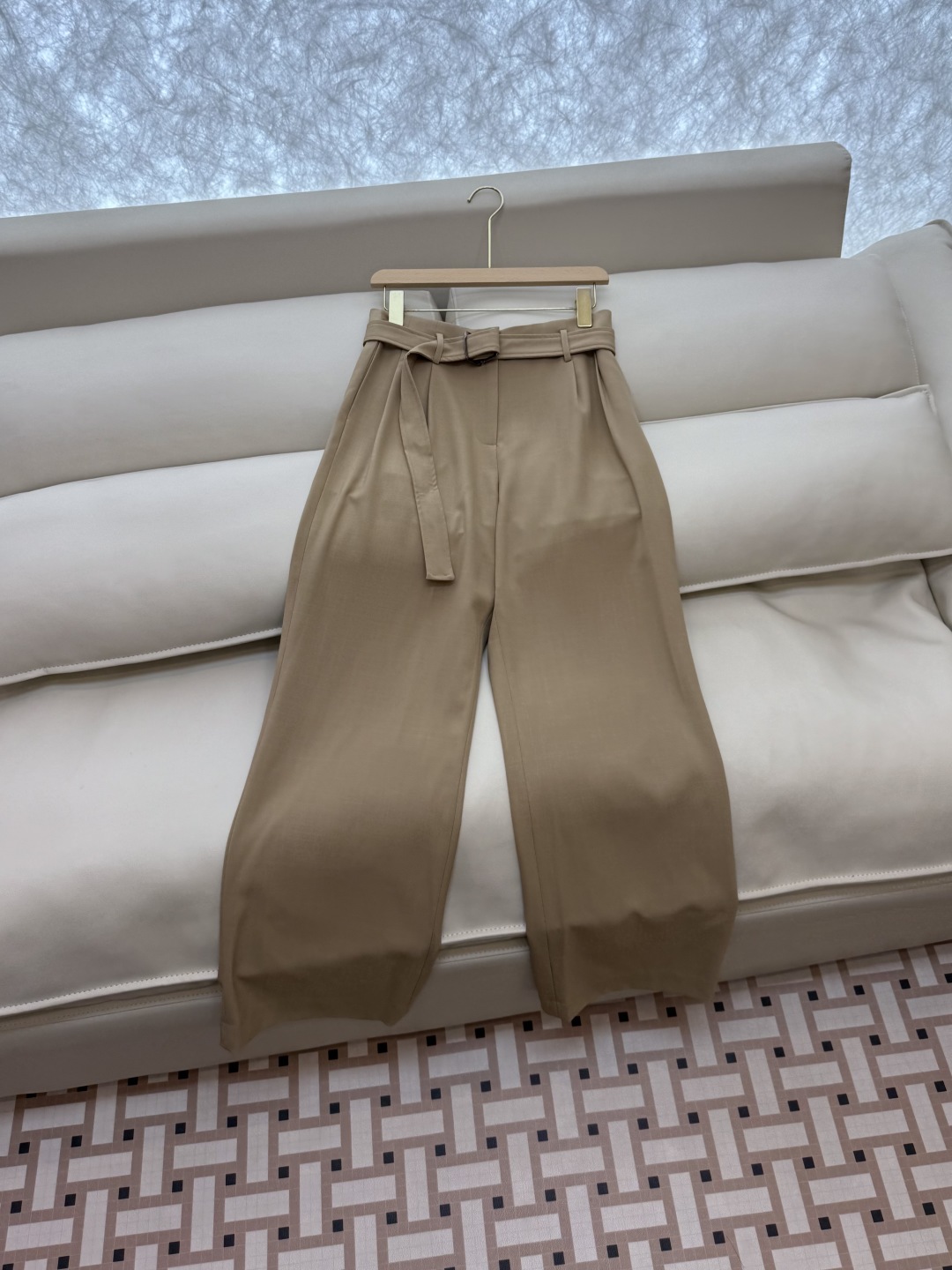 TF033#新款套装。
Max mara 70% 醋酸 长袖西装外套 ➕长裤 套装 卡其色 淡奶色 36