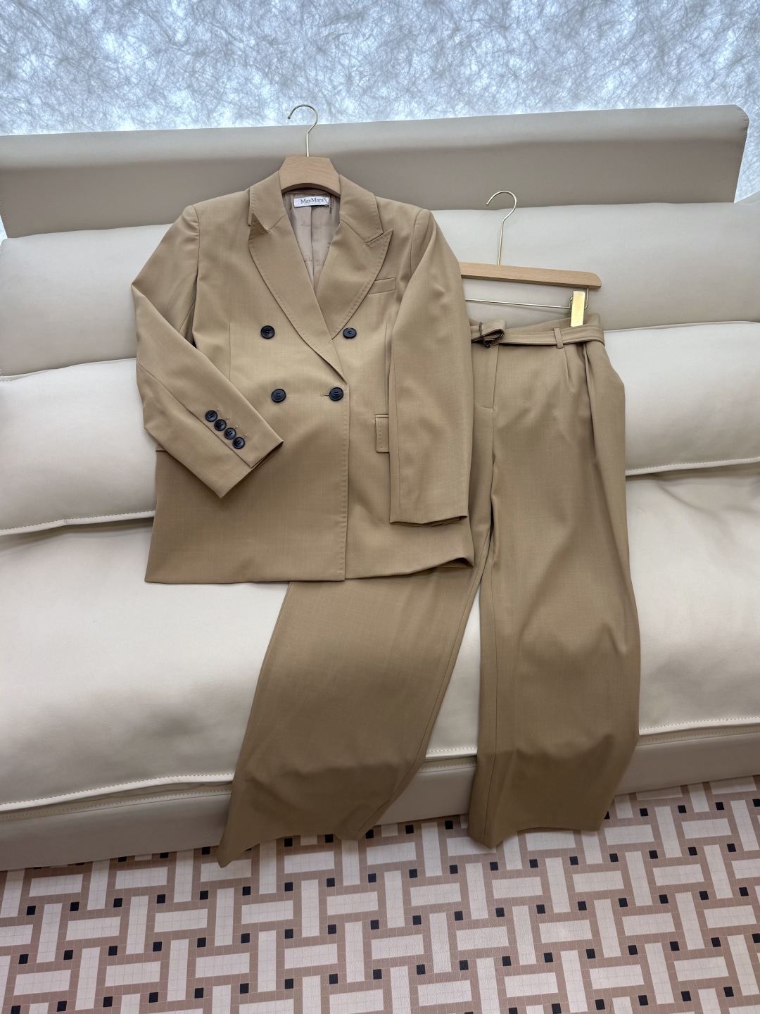 TF033#新款套装。
Max mara 70% 醋酸 长袖西装外套 ➕长裤 套装 卡其色 淡奶色 36