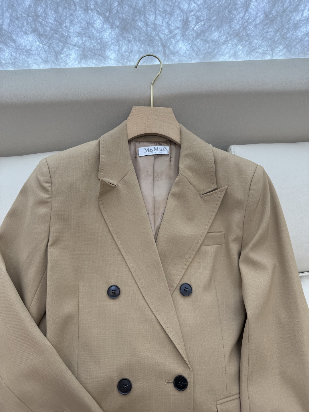 TF033#新款套装。
Max mara 70% 醋酸 长袖西装外套 ➕长裤 套装 卡其色 淡奶色 36