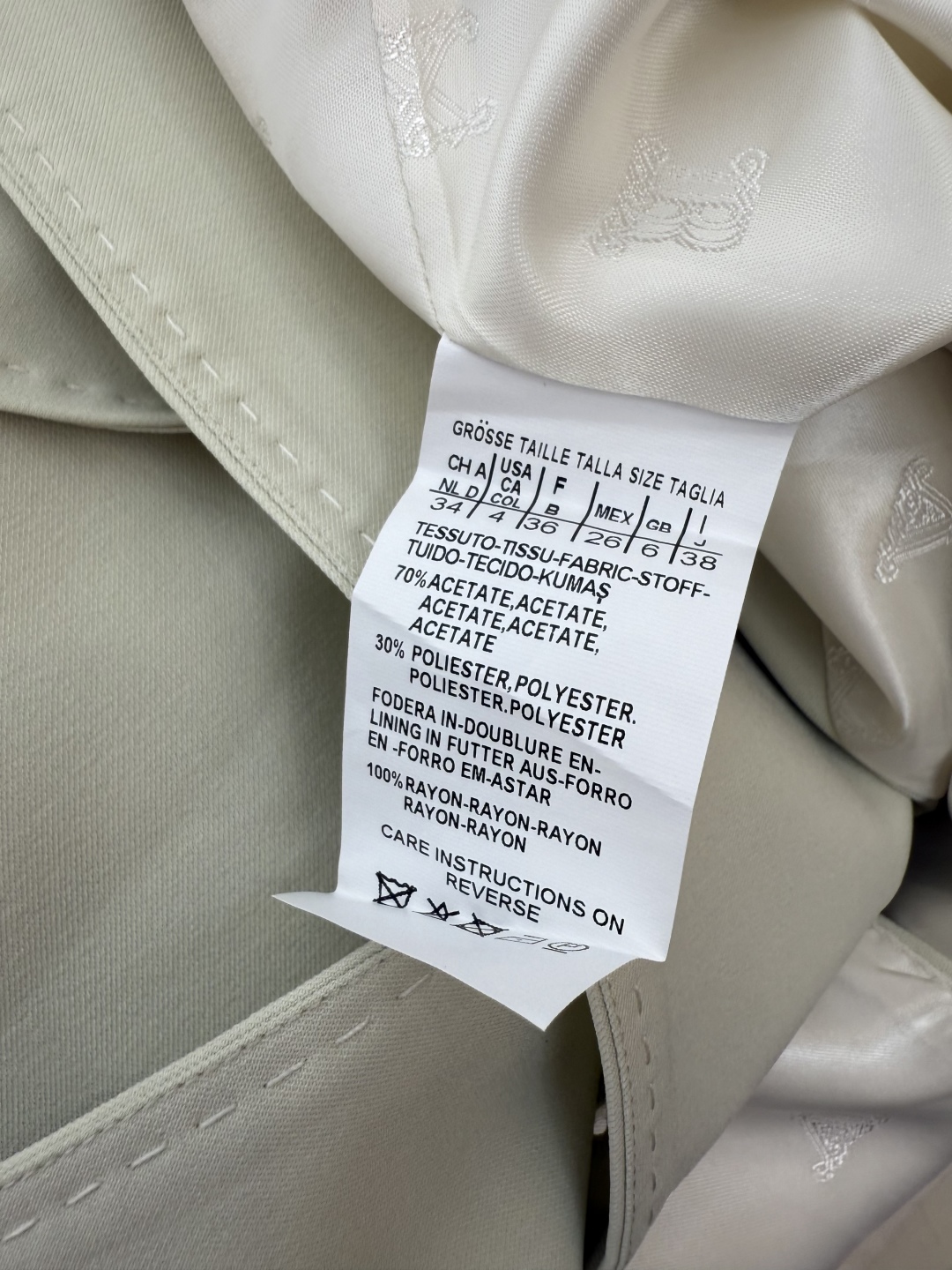 TF033#新款套装。
Max mara 70% 醋酸 长袖西装外套 ➕长裤 套装 卡其色 淡奶色 36