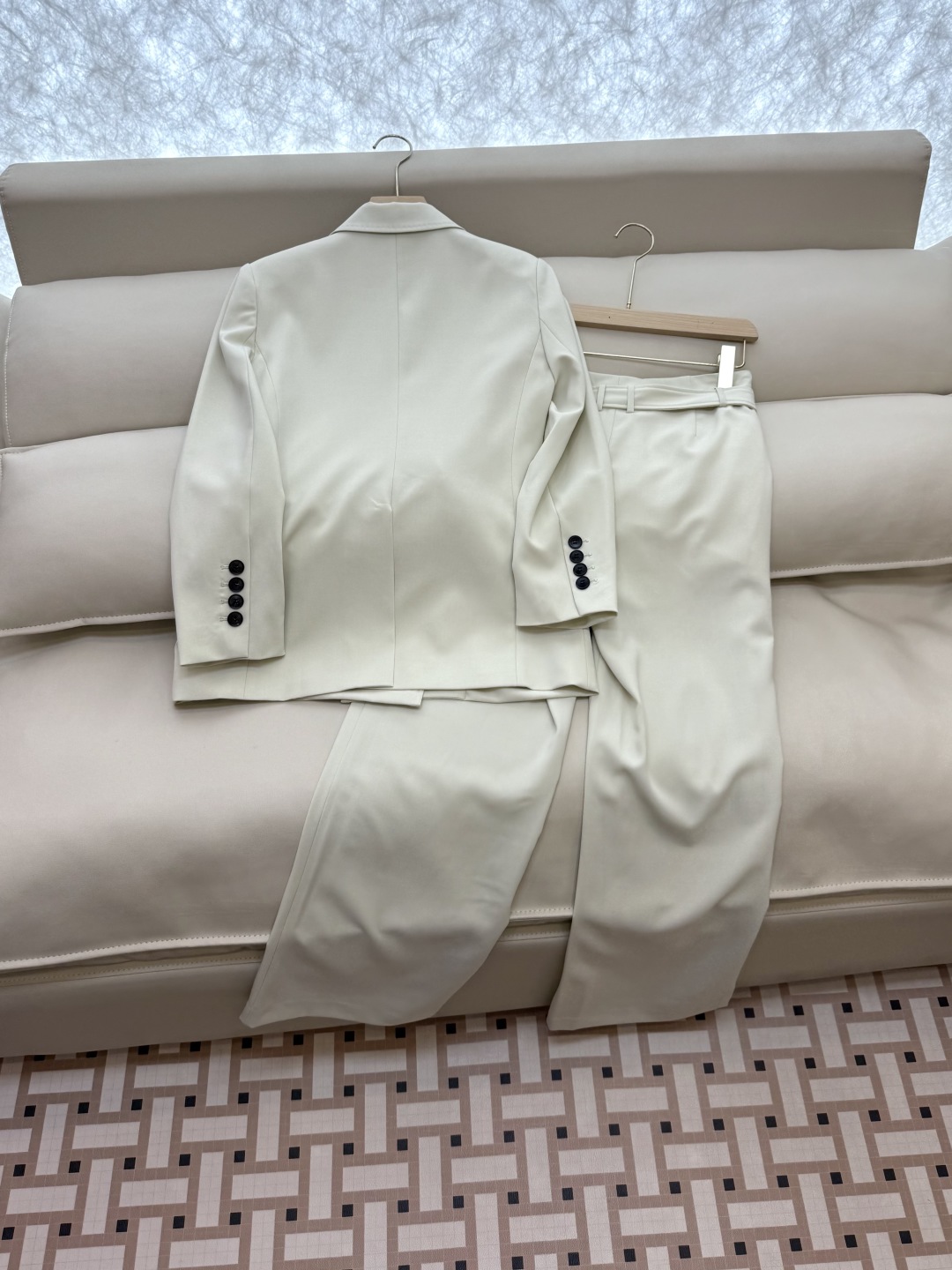 TF033#新款套装。
Max mara 70% 醋酸 长袖西装外套 ➕长裤 套装 卡其色 淡奶色 36