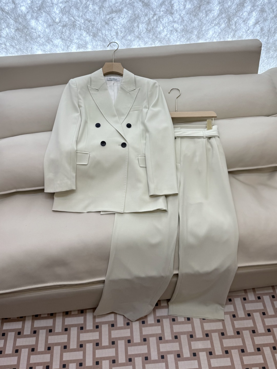 TF033#新款套装。
Max mara 70% 醋酸 长袖西装外套 ➕长裤 套装 卡其色 淡奶色 36