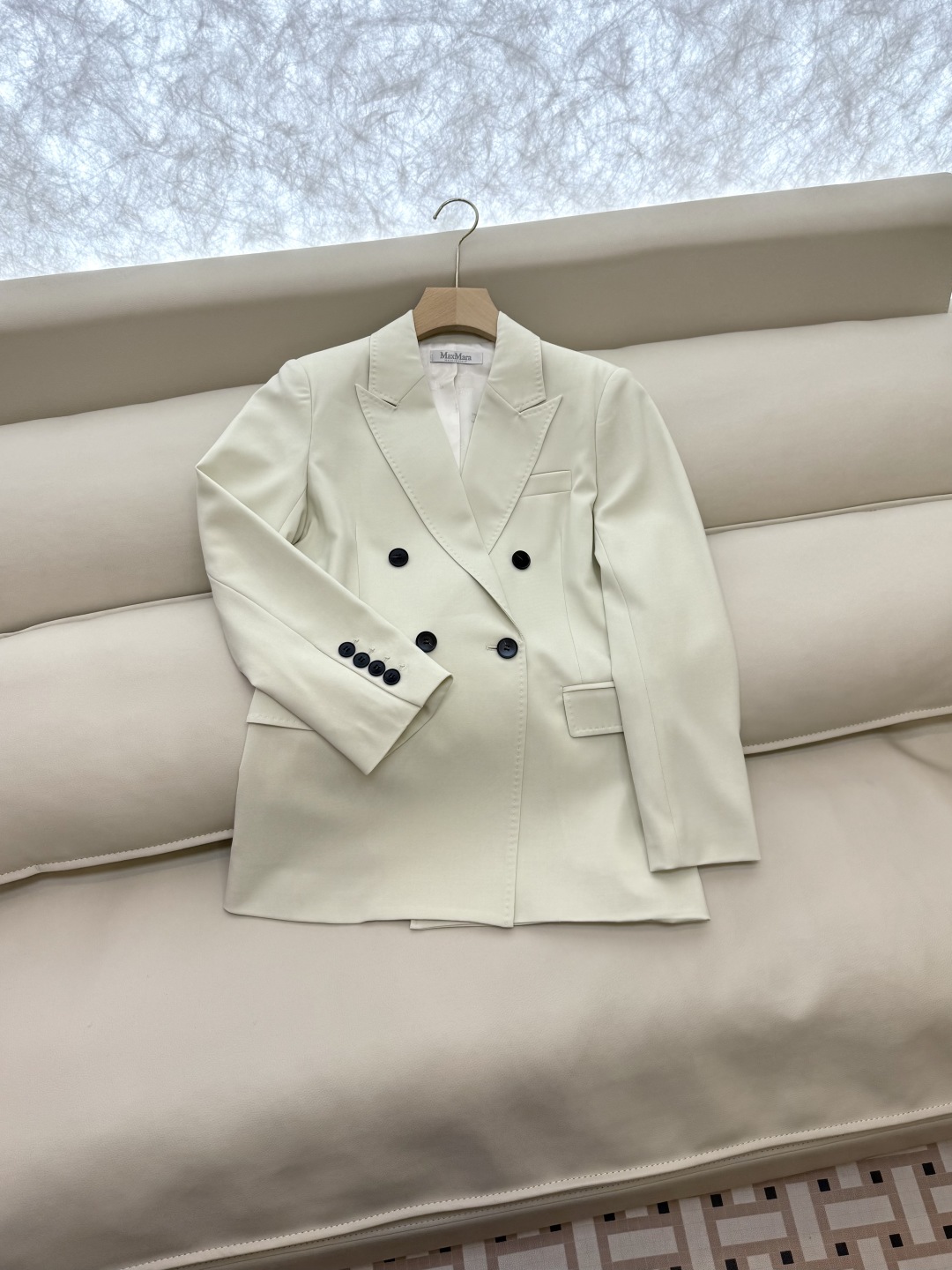 TF033#新款套装。
Max mara 70% 醋酸 长袖西装外套 ➕长裤 套装 卡其色 淡奶色 36