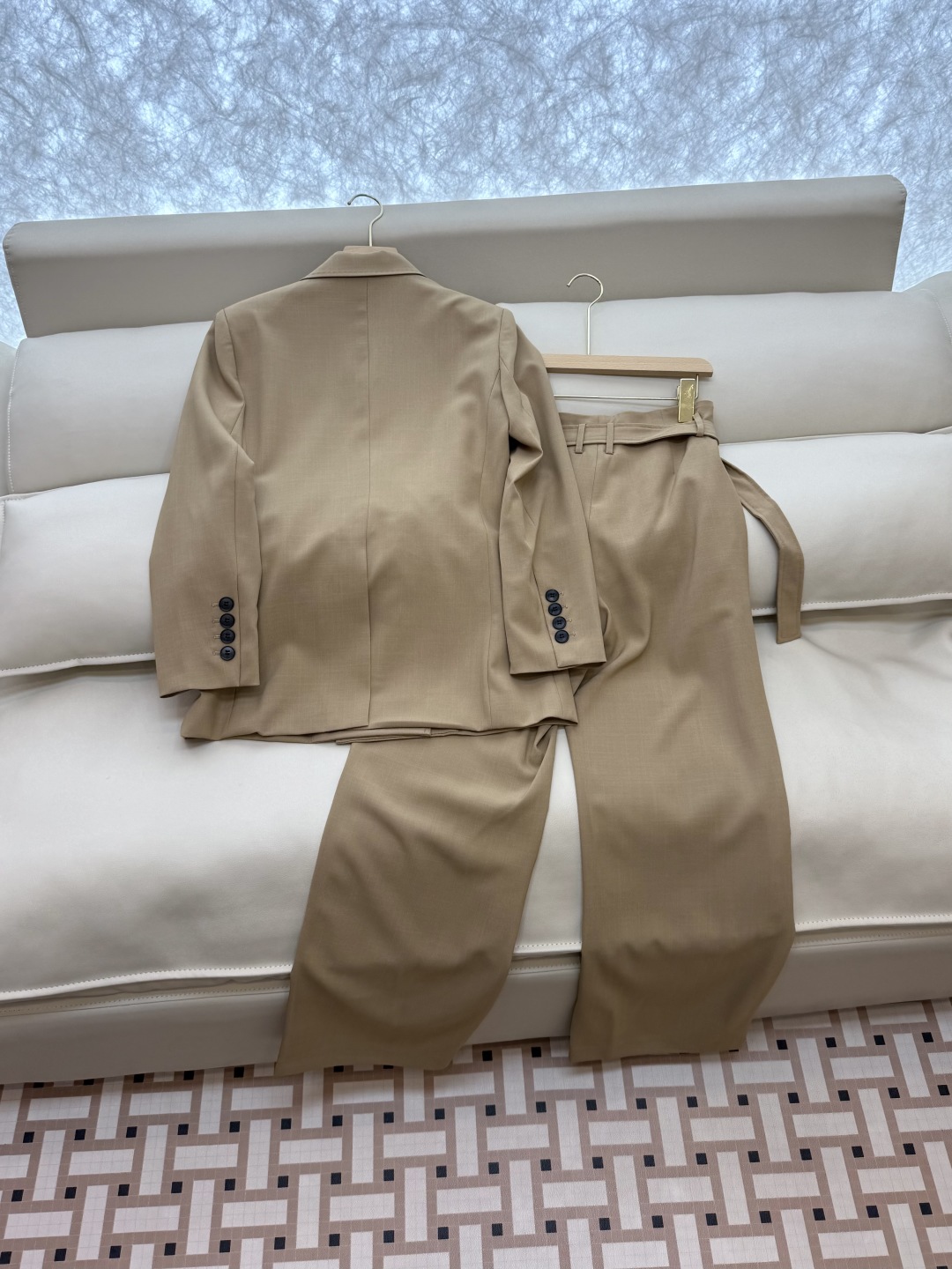 TF033#新款套装。
Max mara 70% 醋酸 长袖西装外套 ➕长裤 套装 卡其色 淡奶色 36