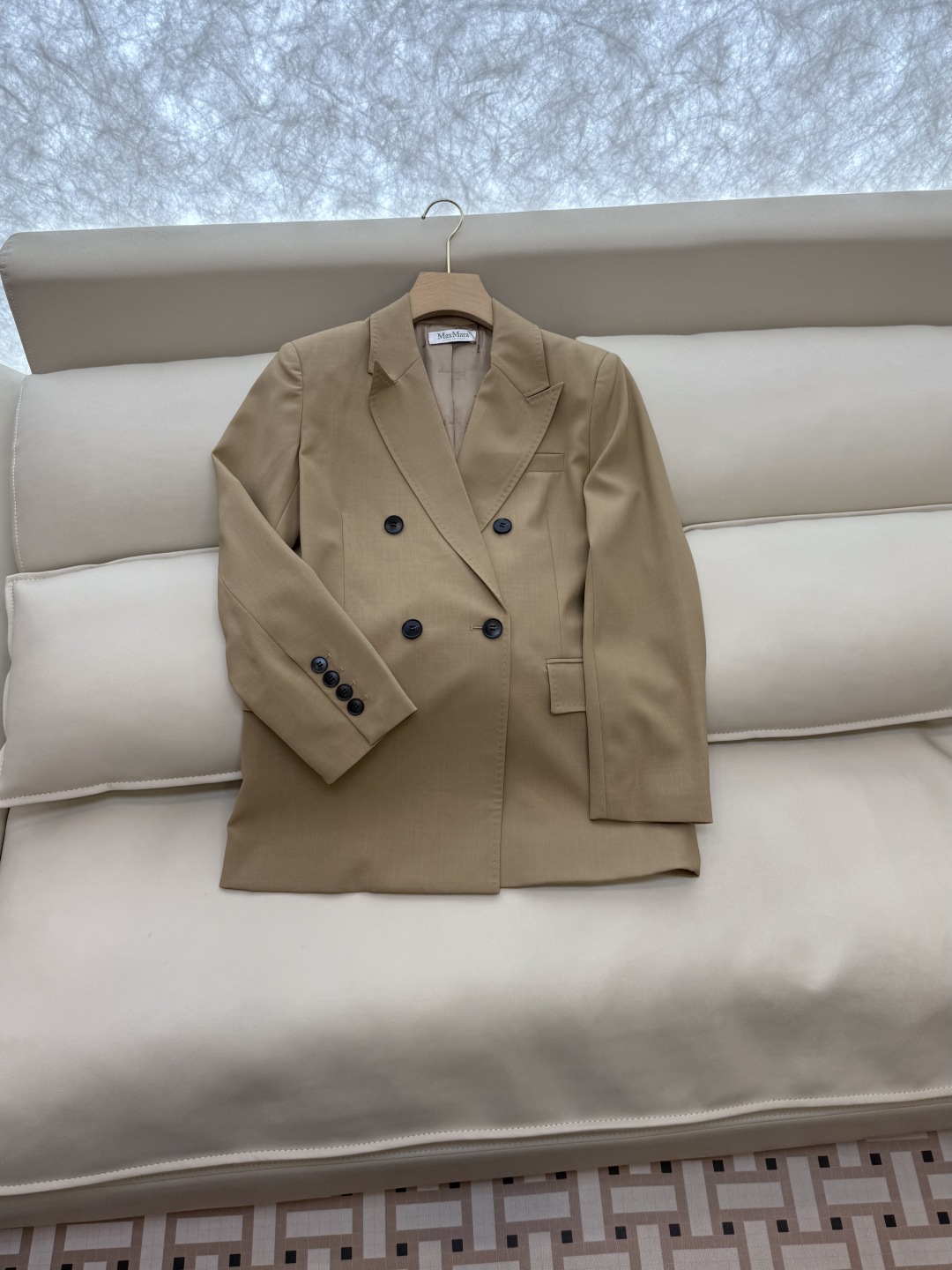 TF033#新款套装。
Max mara 70% 醋酸 长袖西装外套 ➕长裤 套装 卡其色 淡奶色 36