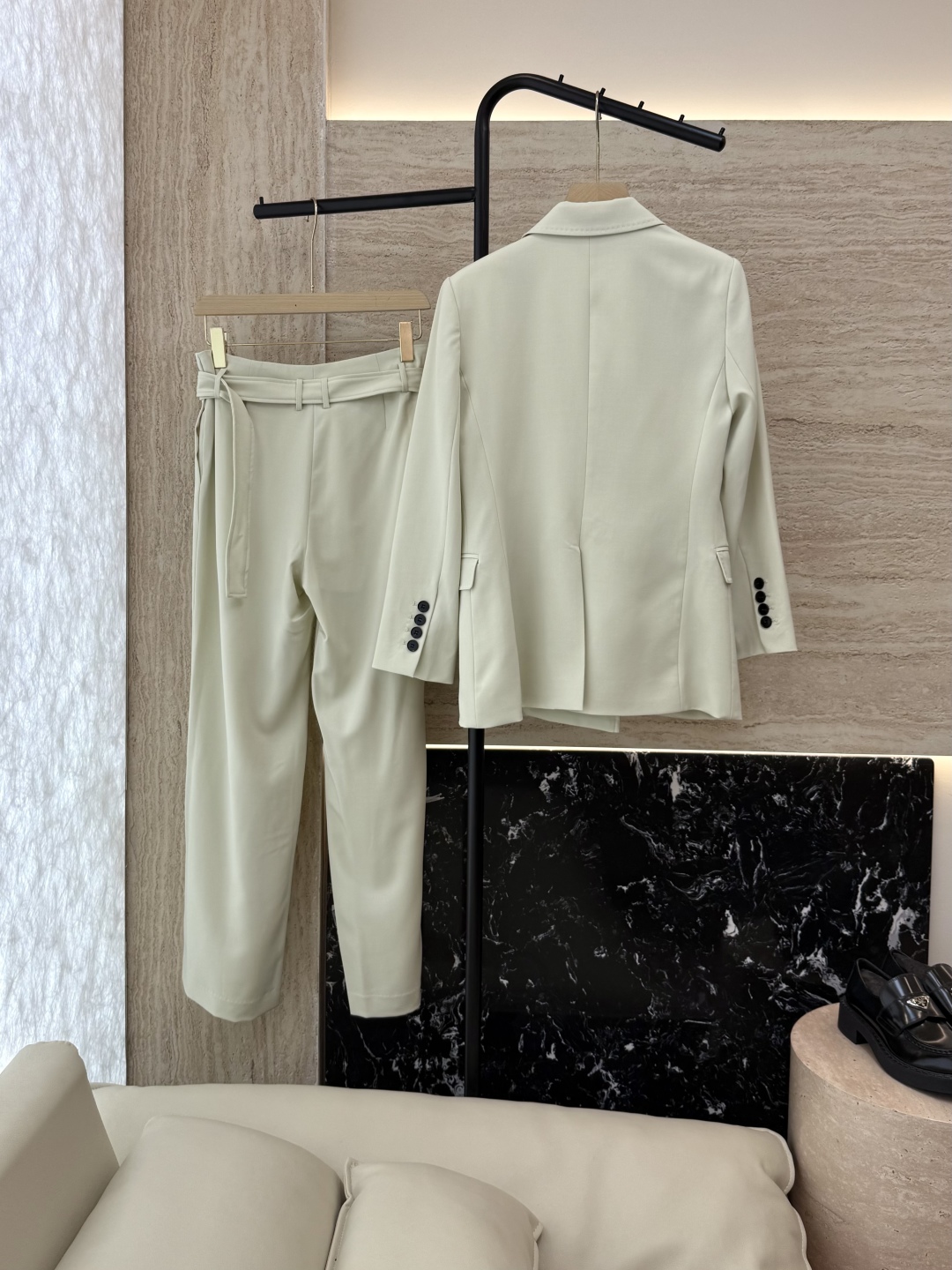 TF033#新款套装。
Max mara 70% 醋酸 长袖西装外套 ➕长裤 套装 卡其色 淡奶色 36