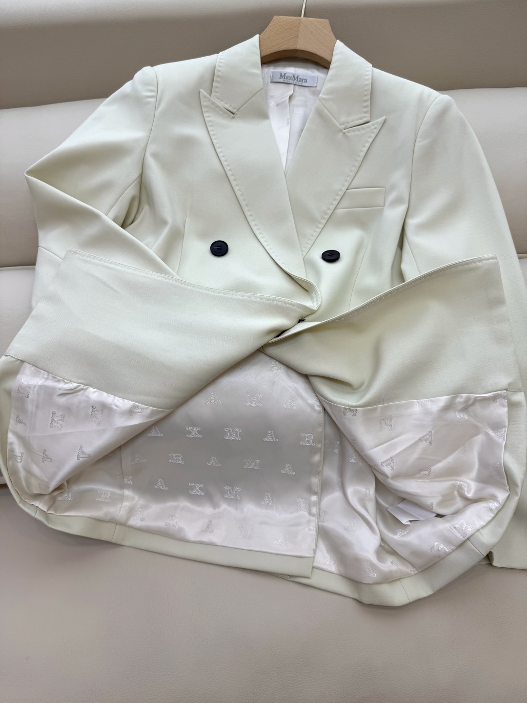 TF033#新款套装。
Max mara 70% 醋酸 长袖西装外套 ➕长裤 套装 卡其色 淡奶色 36