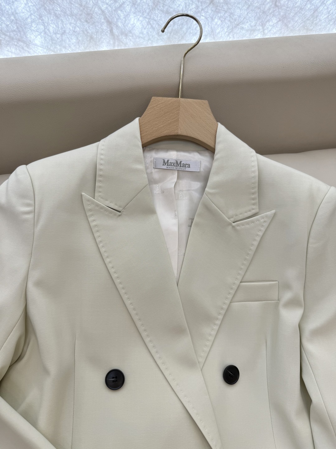TF033#新款套装。
Max mara 70% 醋酸 长袖西装外套 ➕长裤 套装 卡其色 淡奶色 36