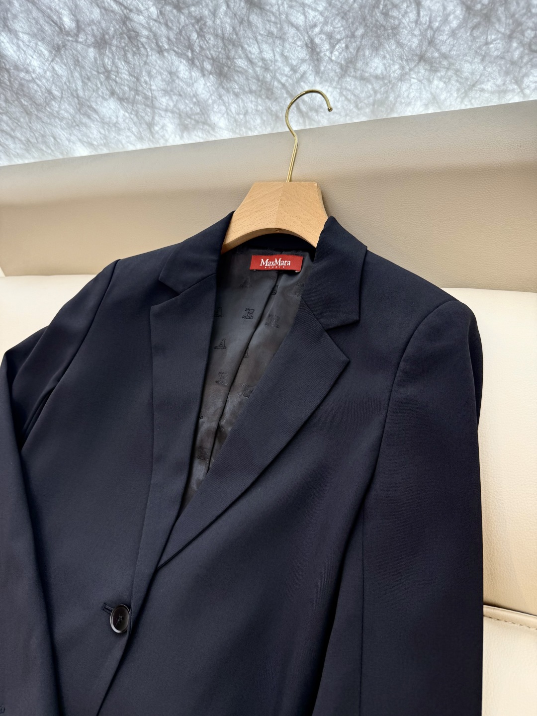 TF066#新款套装。
Max mara 70%醋酸长袖西装外套➕长裤套装 米白色 黑色 36/38/4