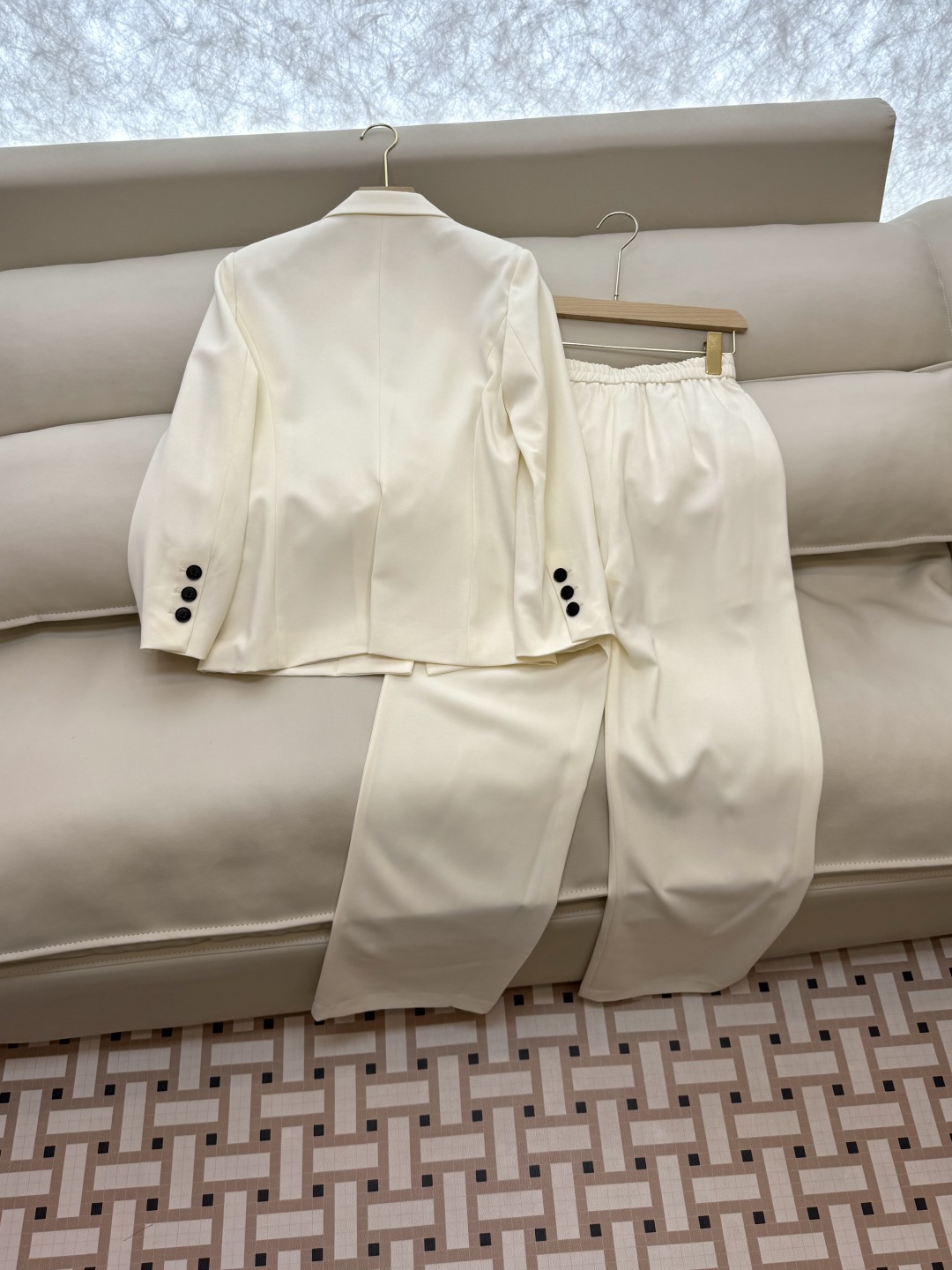 TF066#新款套装。
Max mara 70%醋酸长袖西装外套➕长裤套装 米白色 黑色 36/38/4
