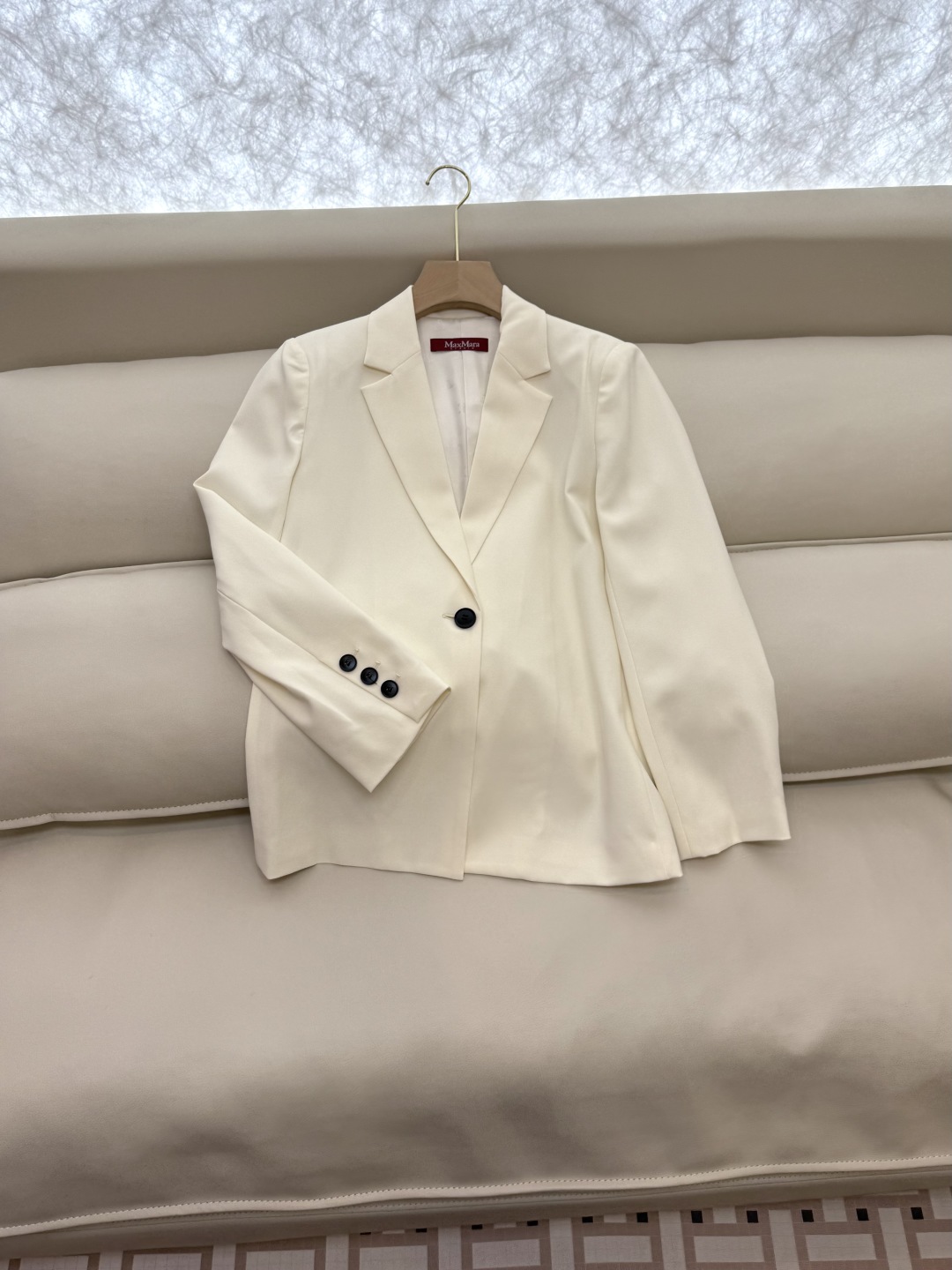 TF066#新款套装。
Max mara 70%醋酸长袖西装外套➕长裤套装 米白色 黑色 36/38/4