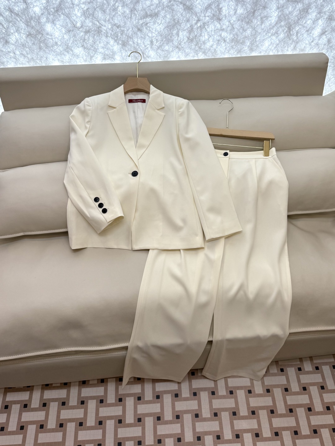 TF066#新款套装。
Max mara 70%醋酸长袖西装外套➕长裤套装 米白色 黑色 36/38/4