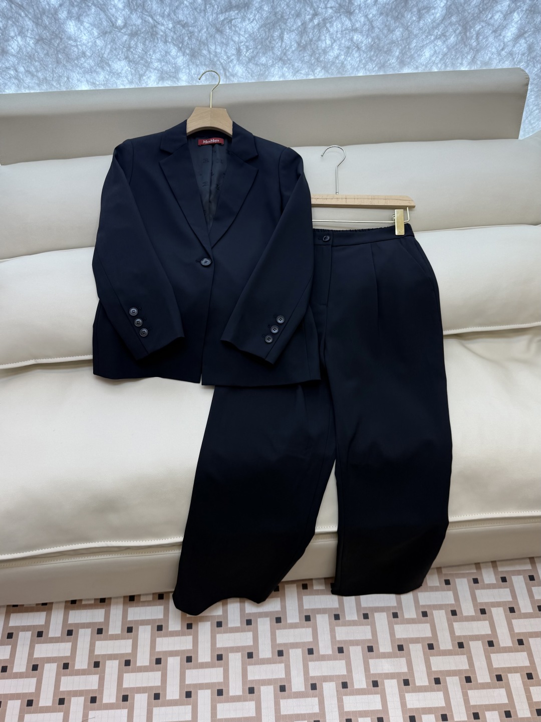 TF066#新款套装。
Max mara 70%醋酸长袖西装外套➕长裤套装 米白色 黑色 36/38/4