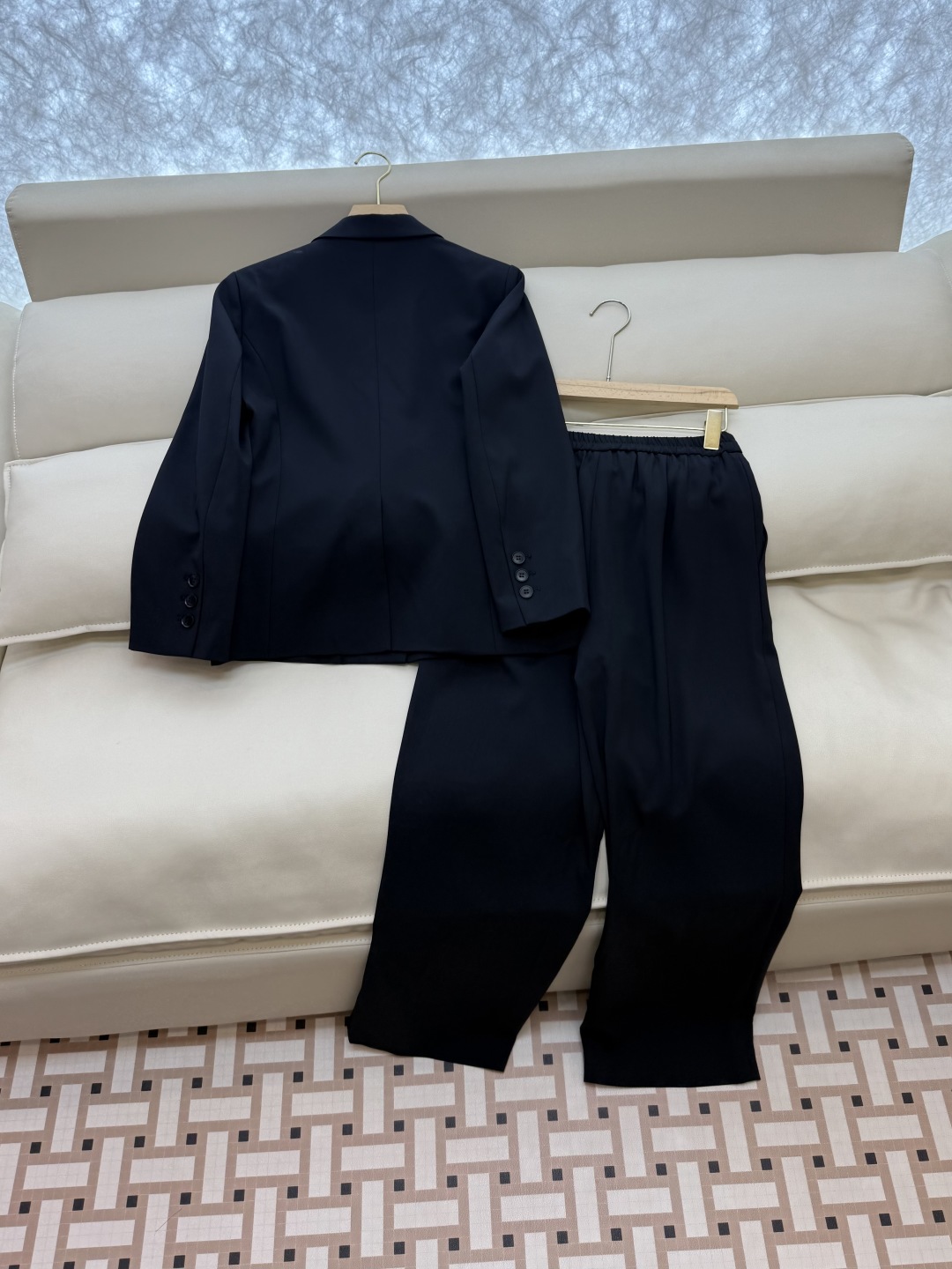 TF066#新款套装。
Max mara 70%醋酸长袖西装外套➕长裤套装 米白色 黑色 36/38/4