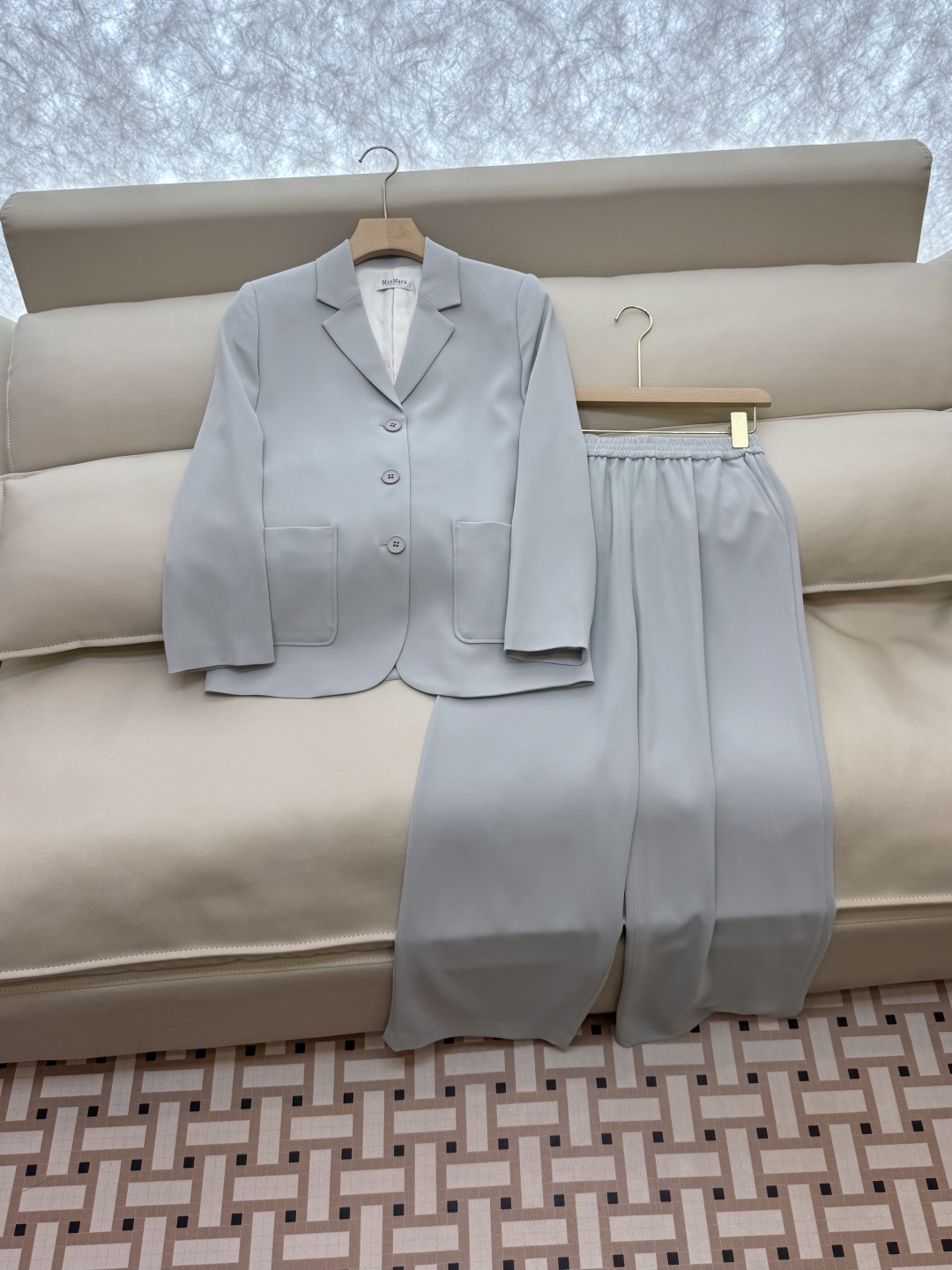 TF027#新款套装。
Max mara 85% 醋酸长袖西装外套➕长裤套装 雾霾蓝 36/38/40/