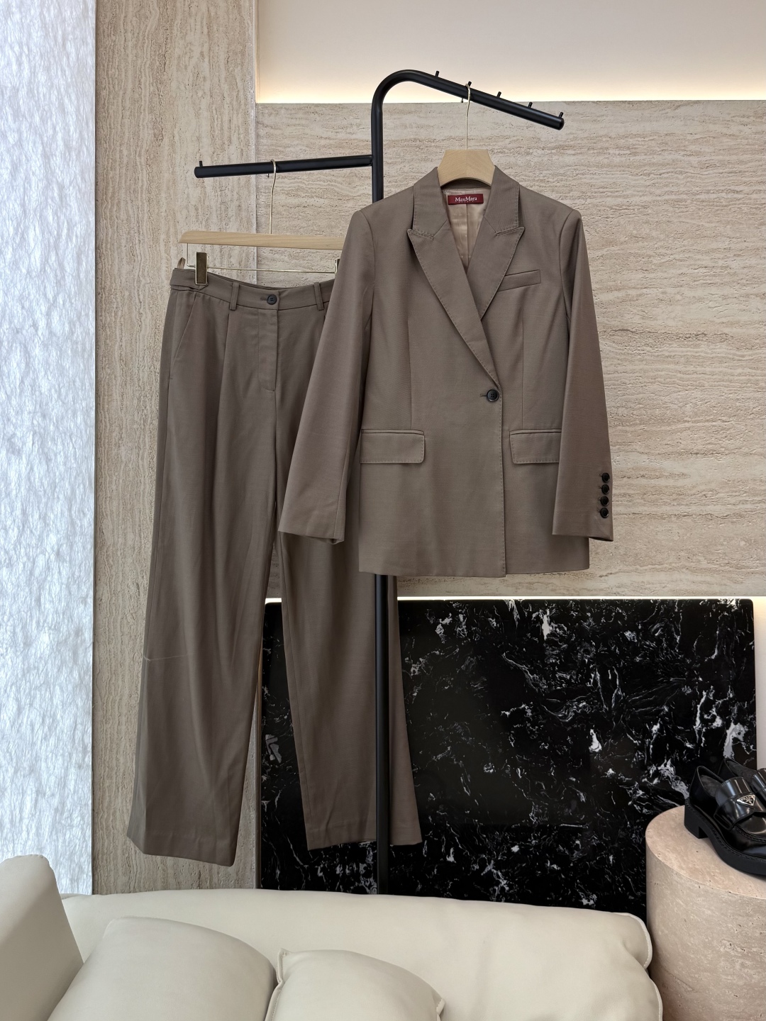 TF079#新款套装。
Max mara 70% 麻 30% 羊毛 长袖西装外套 ➕长裤 套装 米白色 