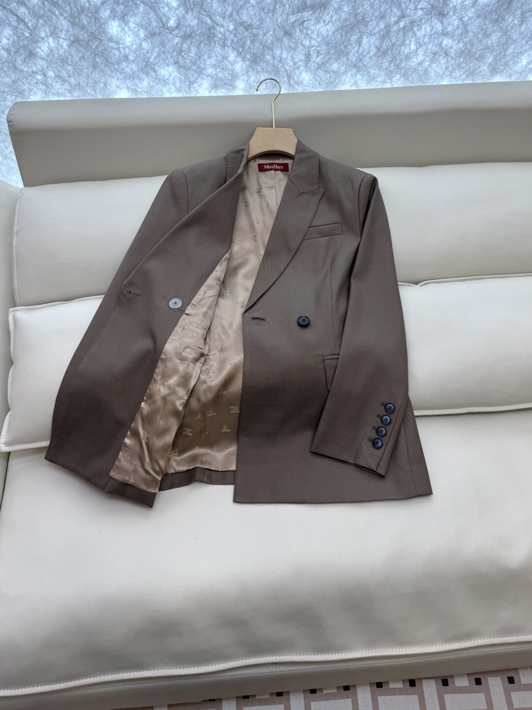 TF079#新款套装。
Max mara 70% 麻 30% 羊毛 长袖西装外套 ➕长裤 套装 米白色 