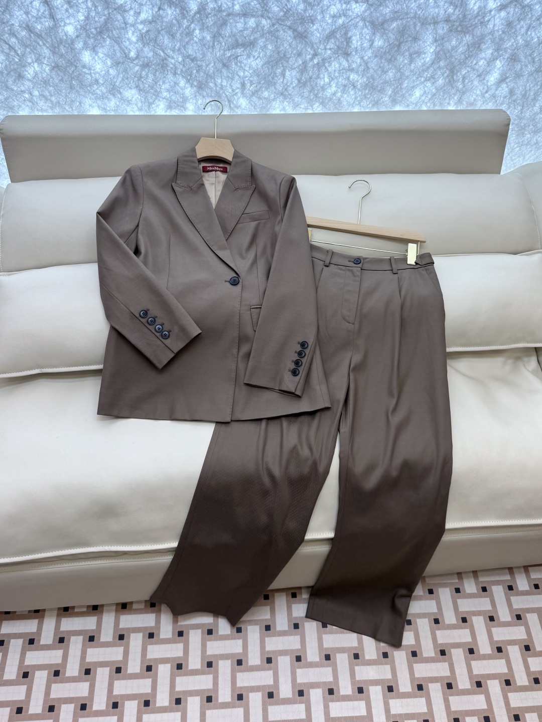 TF079#新款套装。
Max mara 70% 麻 30% 羊毛 长袖西装外套 ➕长裤 套装 米白色 