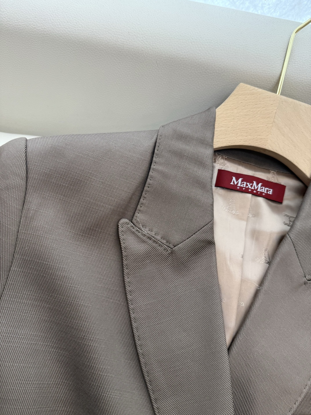 TF079#新款套装。
Max mara 70% 麻 30% 羊毛 长袖西装外套 ➕长裤 套装 米白色 