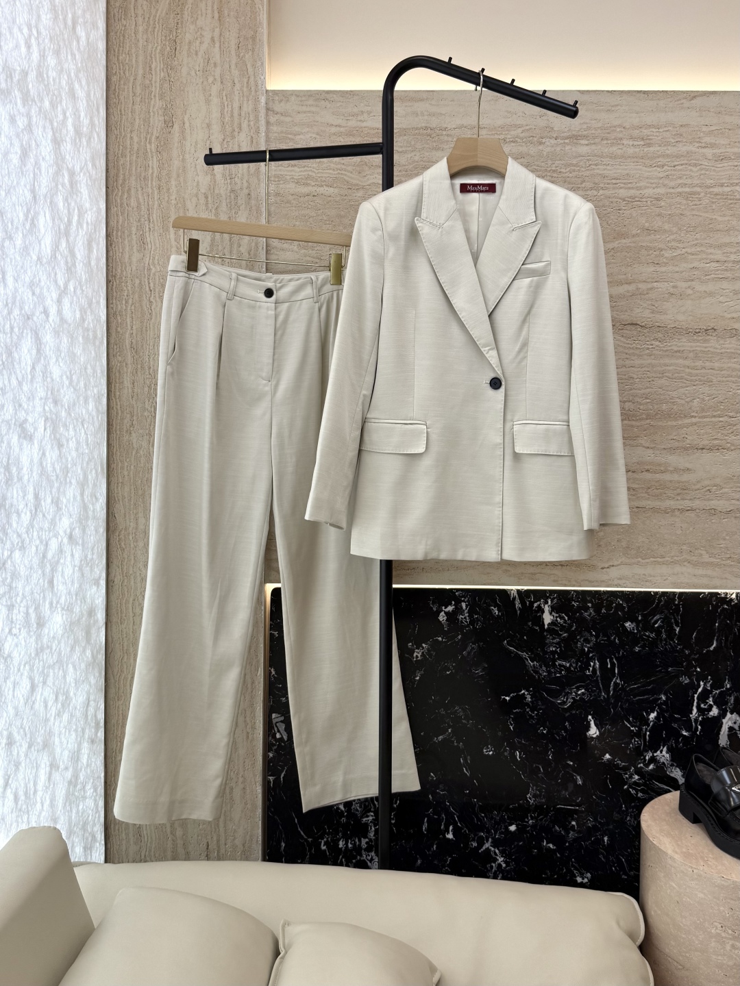 TF079#新款套装。
Max mara 70% 麻 30% 羊毛 长袖西装外套 ➕长裤 套装 米白色 