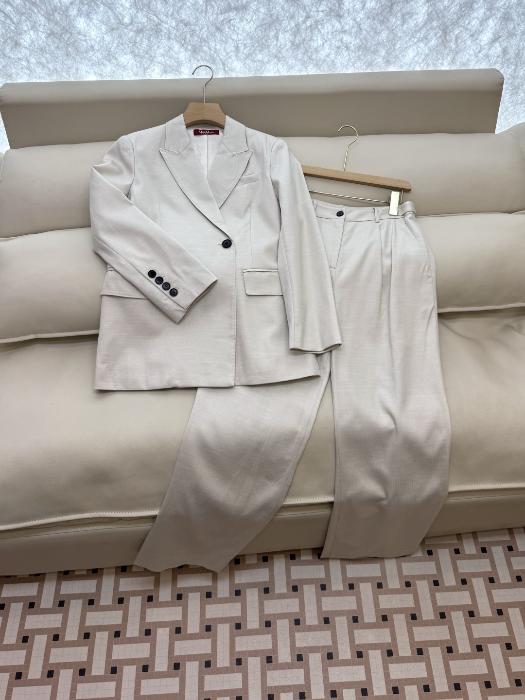 TF079#新款套装。
Max mara 70% 麻 30% 羊毛 长袖西装外套 ➕长裤 套装 米白色 