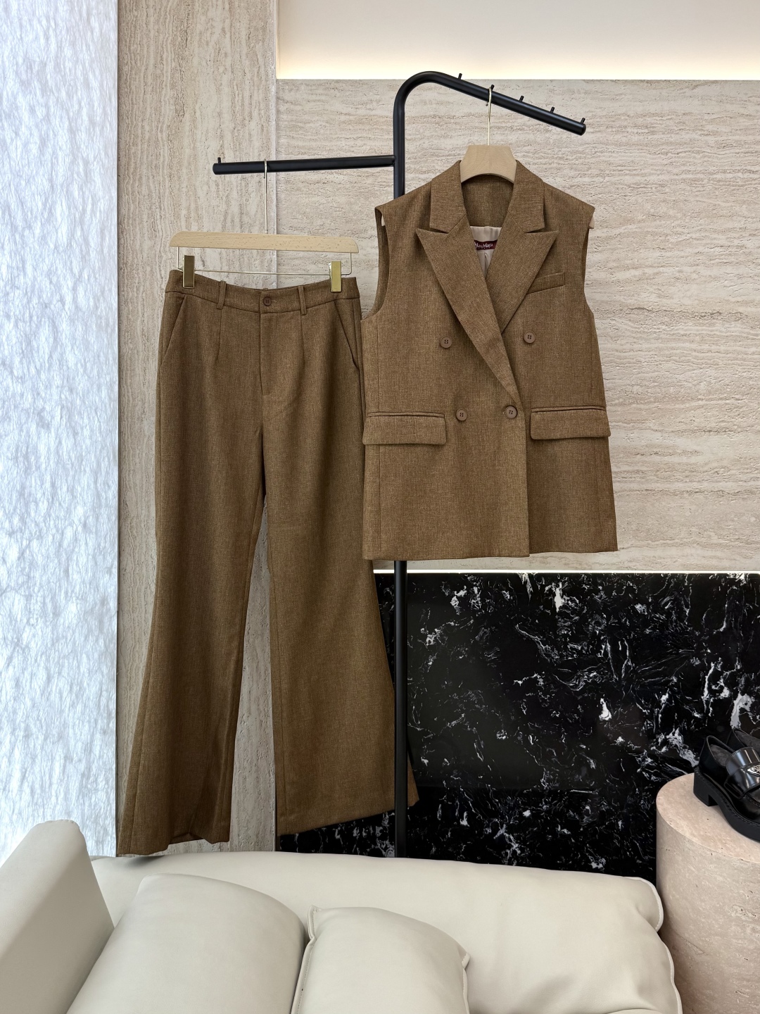 TF072#新款套装。
Max mara 68%亚麻 32%真丝 无袖马甲外套 ➕长裤 套装 焦糖色 米