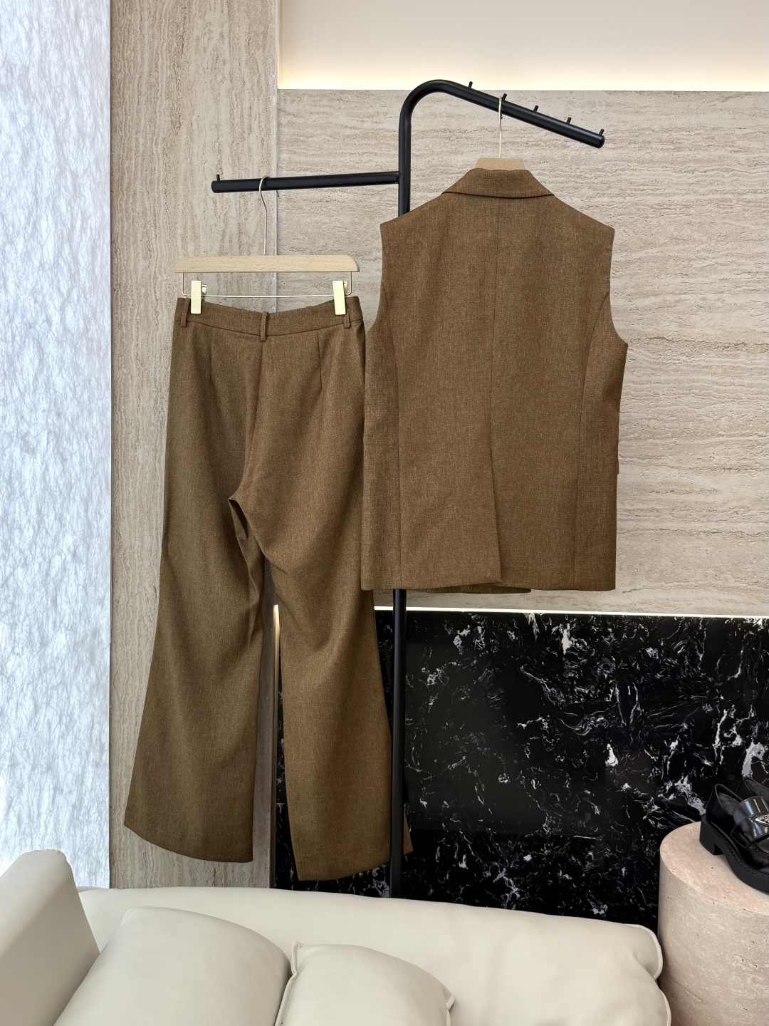 TF072#新款套装。
Max mara 68%亚麻 32%真丝 无袖马甲外套 ➕长裤 套装 焦糖色 米