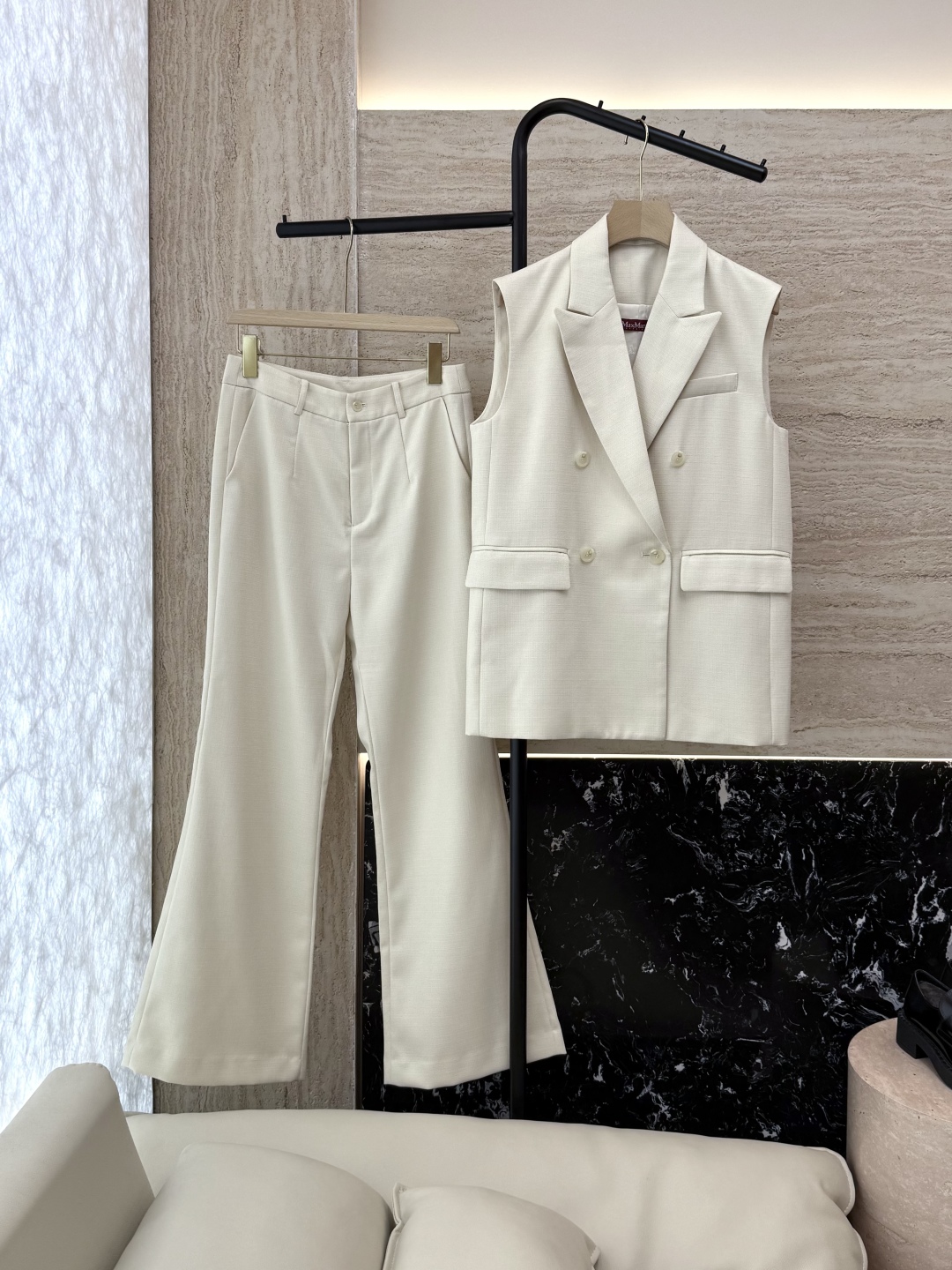 TF072#新款套装。
Max mara 68%亚麻 32%真丝 无袖马甲外套 ➕长裤 套装 焦糖色 米