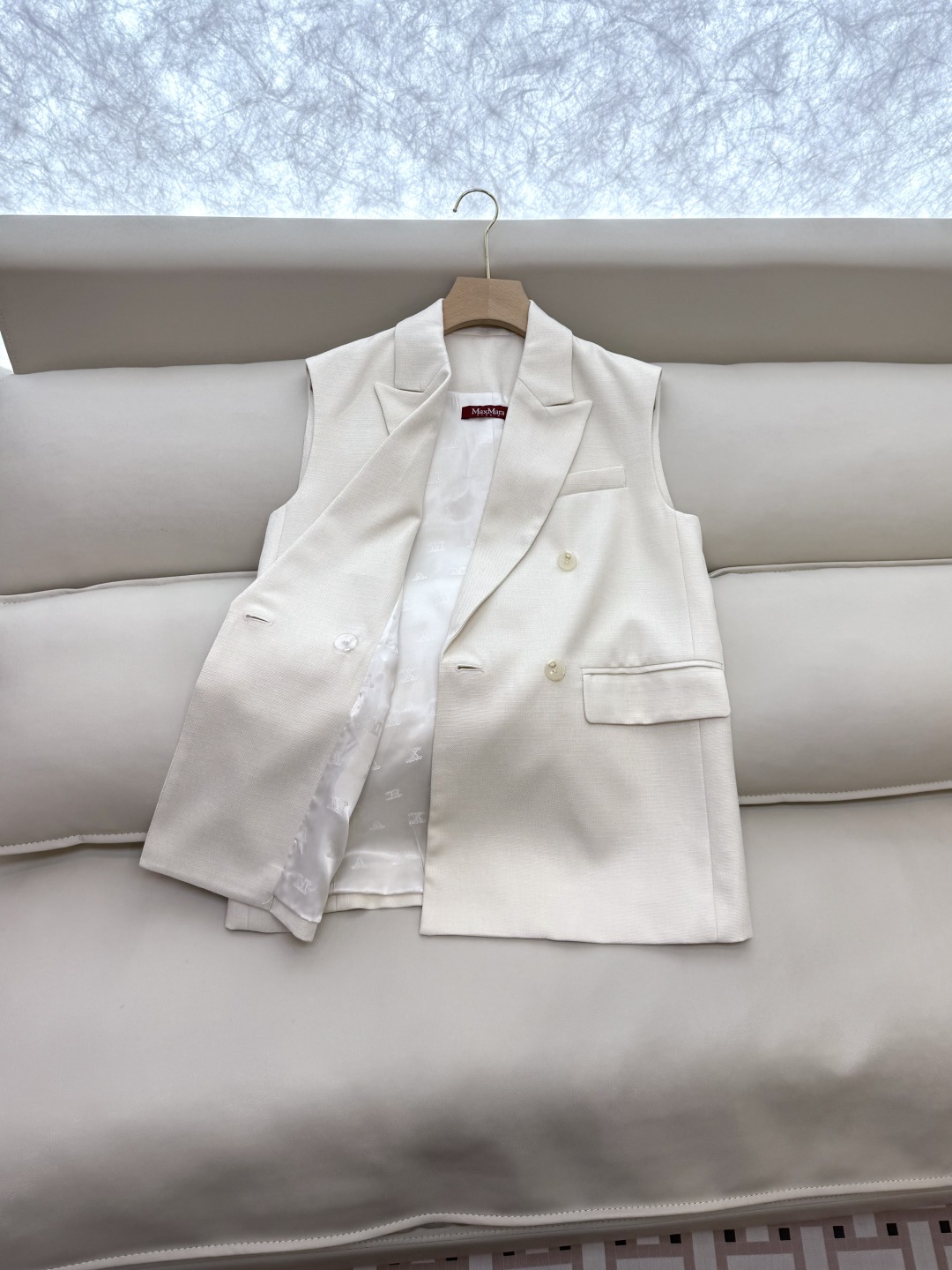 TF072#新款套装。
Max mara 68%亚麻 32%真丝 无袖马甲外套 ➕长裤 套装 焦糖色 米