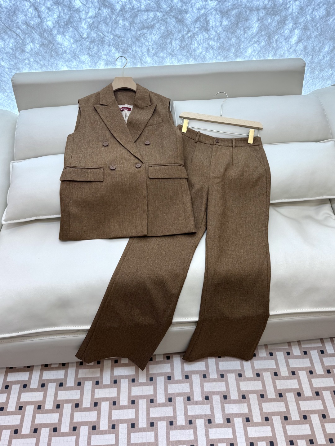 TF072#新款套装。
Max mara 68%亚麻 32%真丝 无袖马甲外套 ➕长裤 套装 焦糖色 米