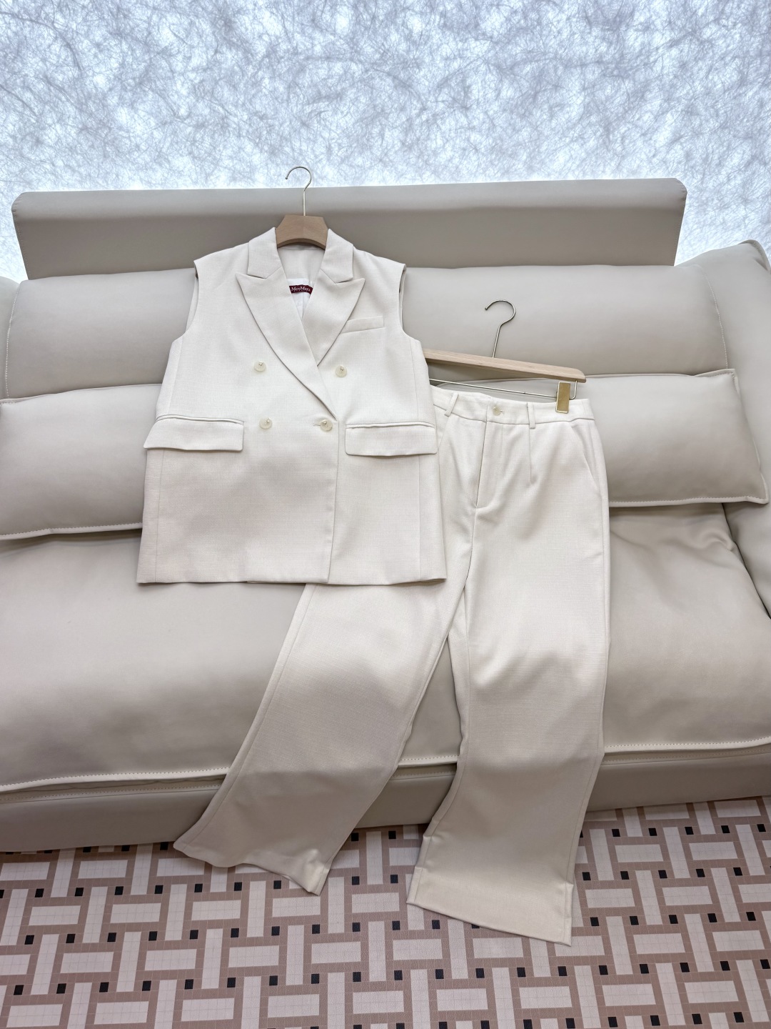 TF072#新款套装。
Max mara 68%亚麻 32%真丝 无袖马甲外套 ➕长裤 套装 焦糖色 米