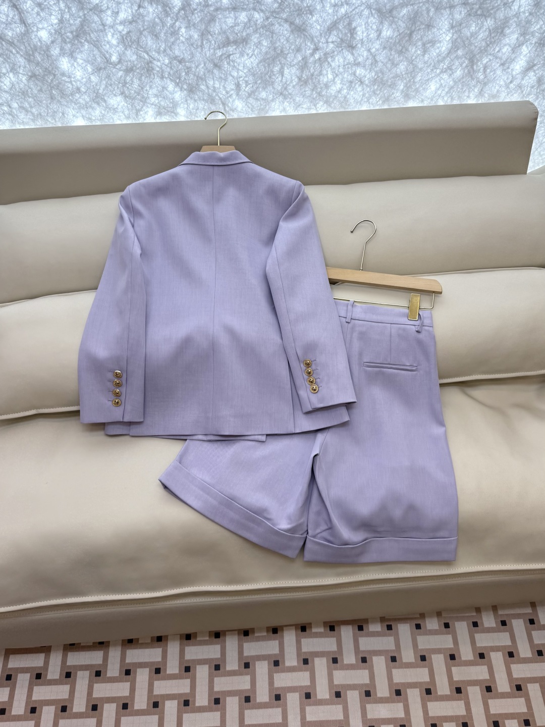 TF060#新款套装。
Max mara 60%醋酸 30% 羊毛 长袖西装外套➕短裤套装 
紫色 黄色