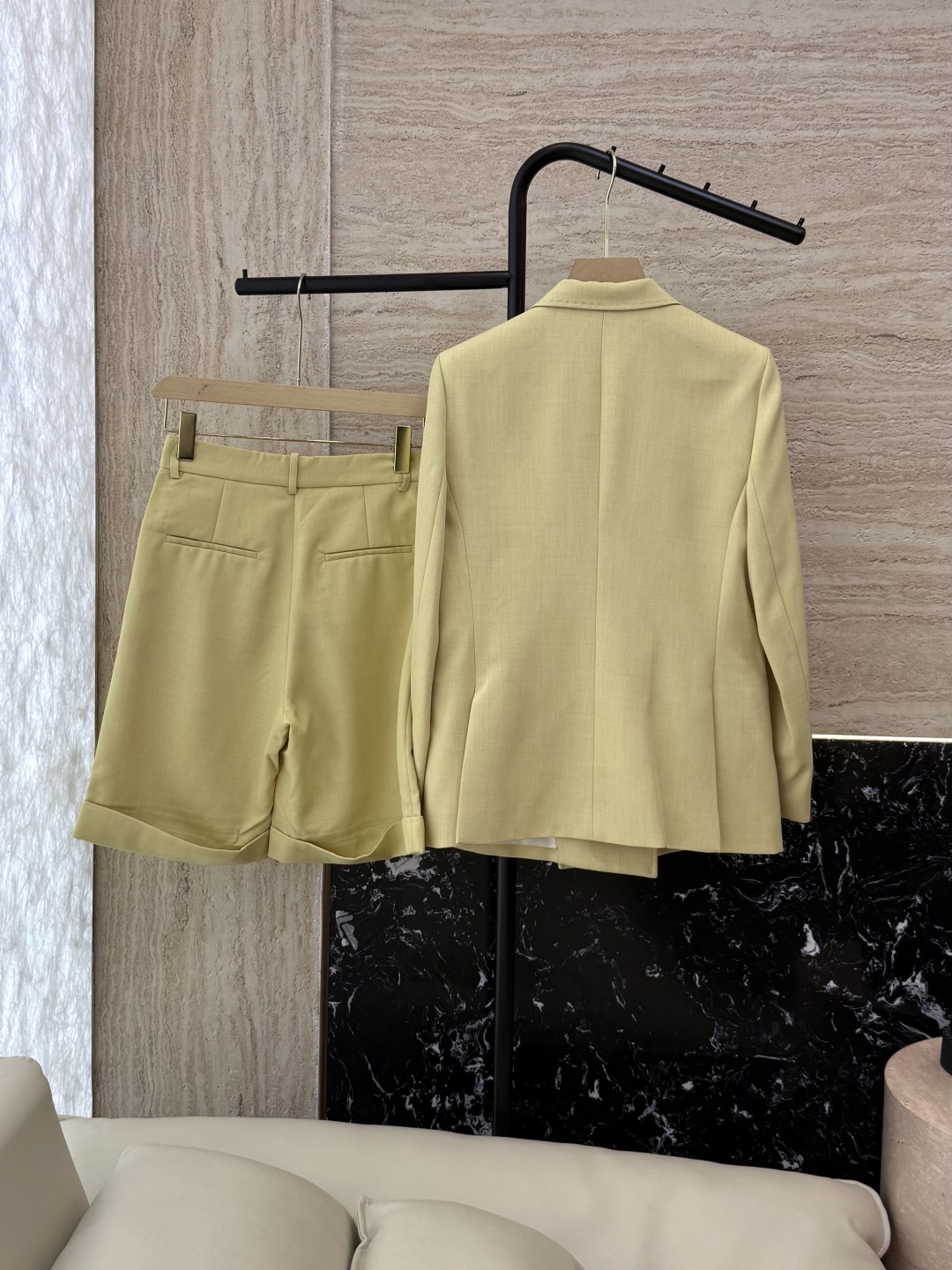 TF060#新款套装。
Max mara 60%醋酸 30% 羊毛 长袖西装外套➕短裤套装 
紫色 黄色