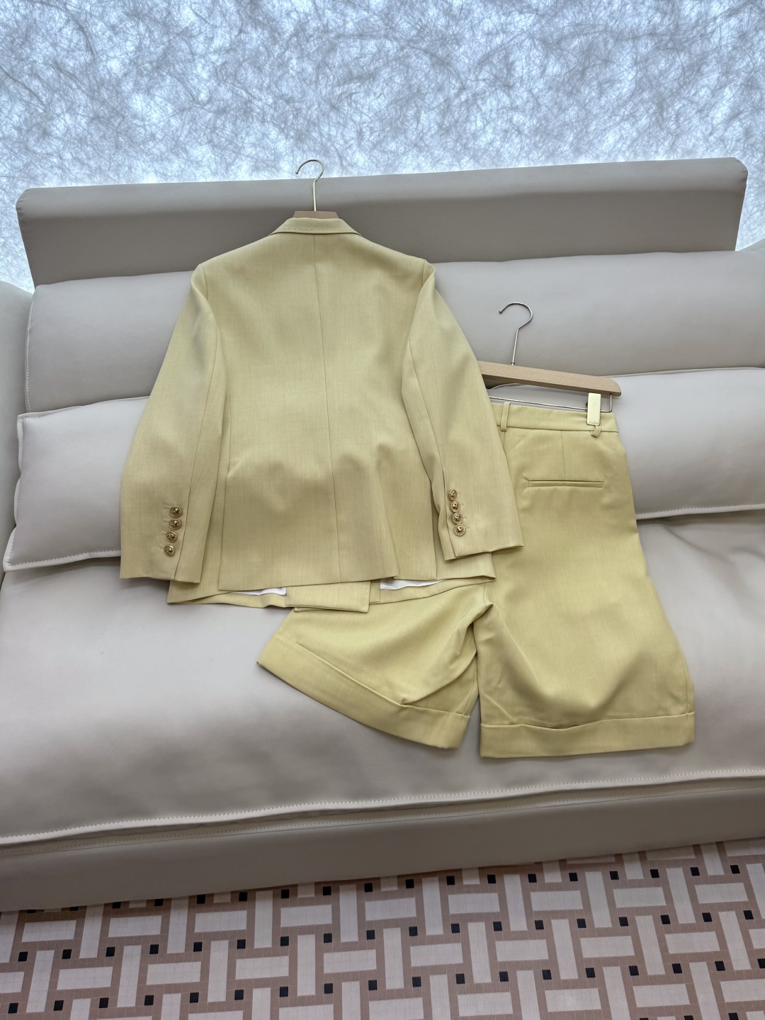 TF060#新款套装。
Max mara 60%醋酸 30% 羊毛 长袖西装外套➕短裤套装 
紫色 黄色