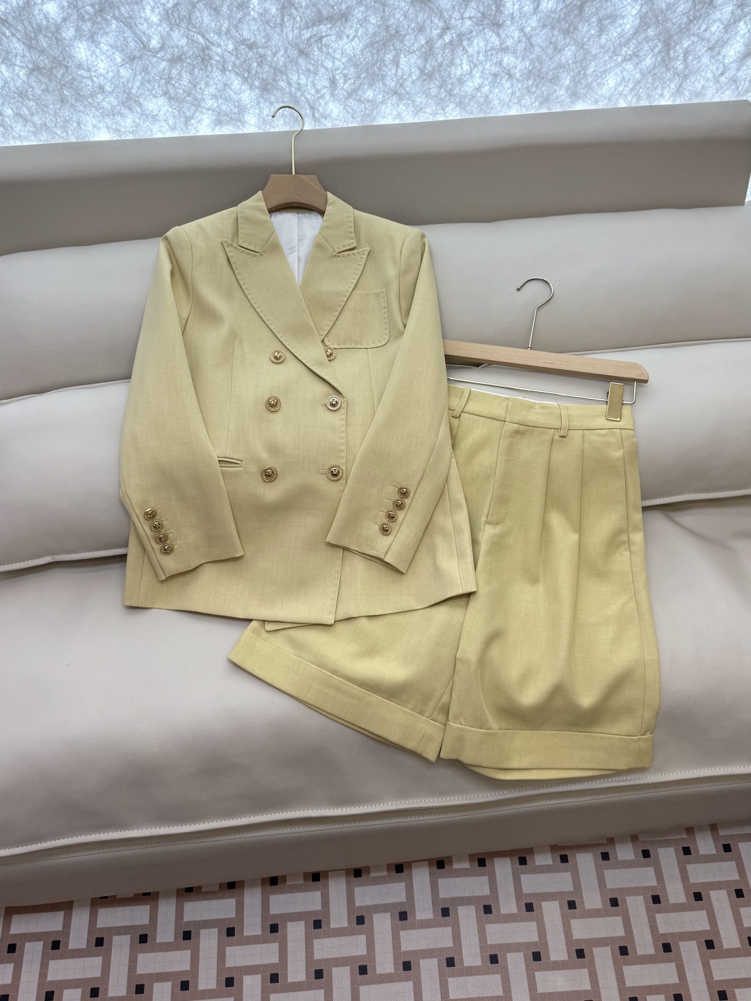 TF060#新款套装。
Max mara 60%醋酸 30% 羊毛 长袖西装外套➕短裤套装 
紫色 黄色