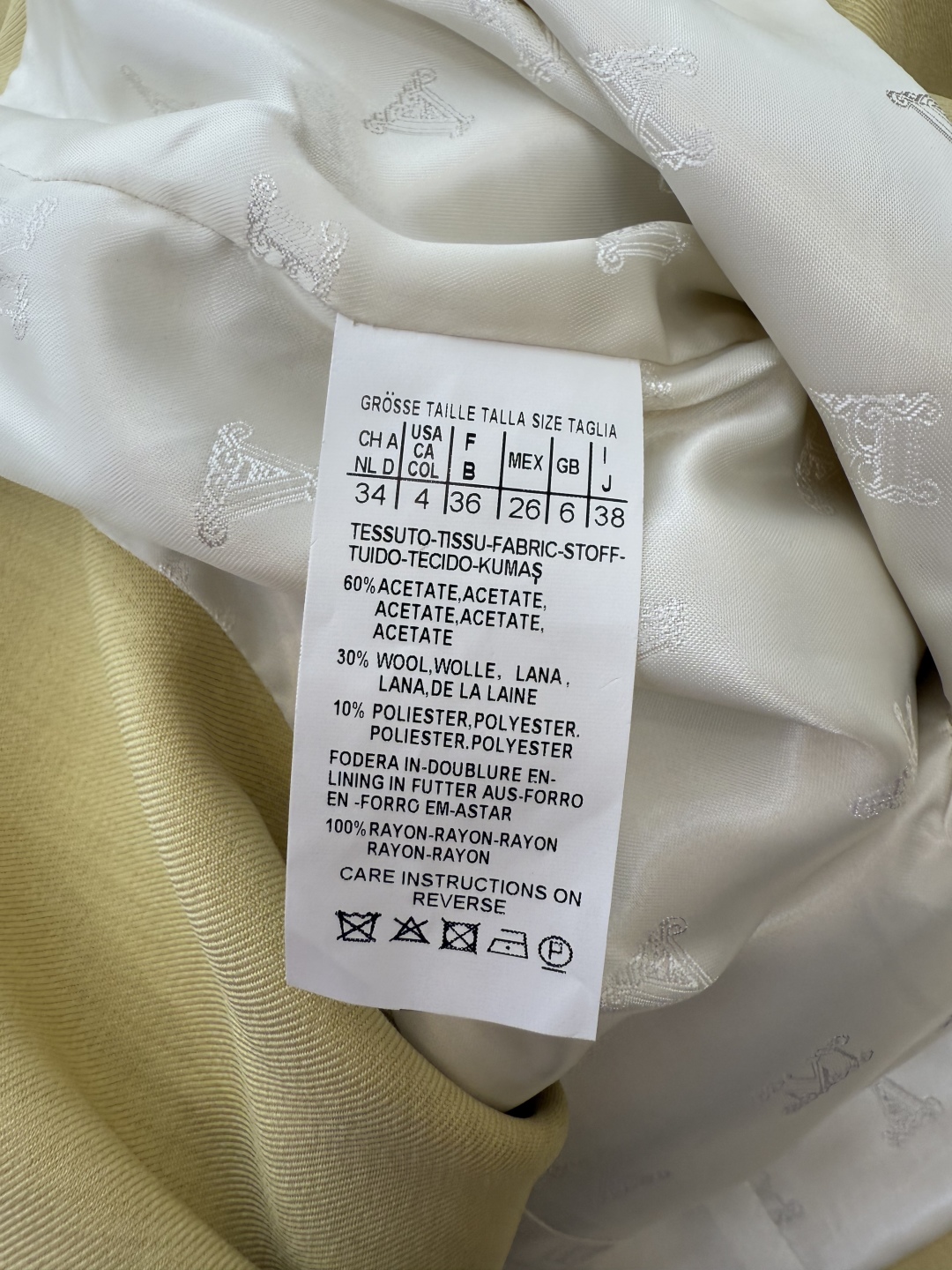 TF060#新款套装。
Max mara 60%醋酸 30% 羊毛 长袖西装外套➕短裤套装 
紫色 黄色
