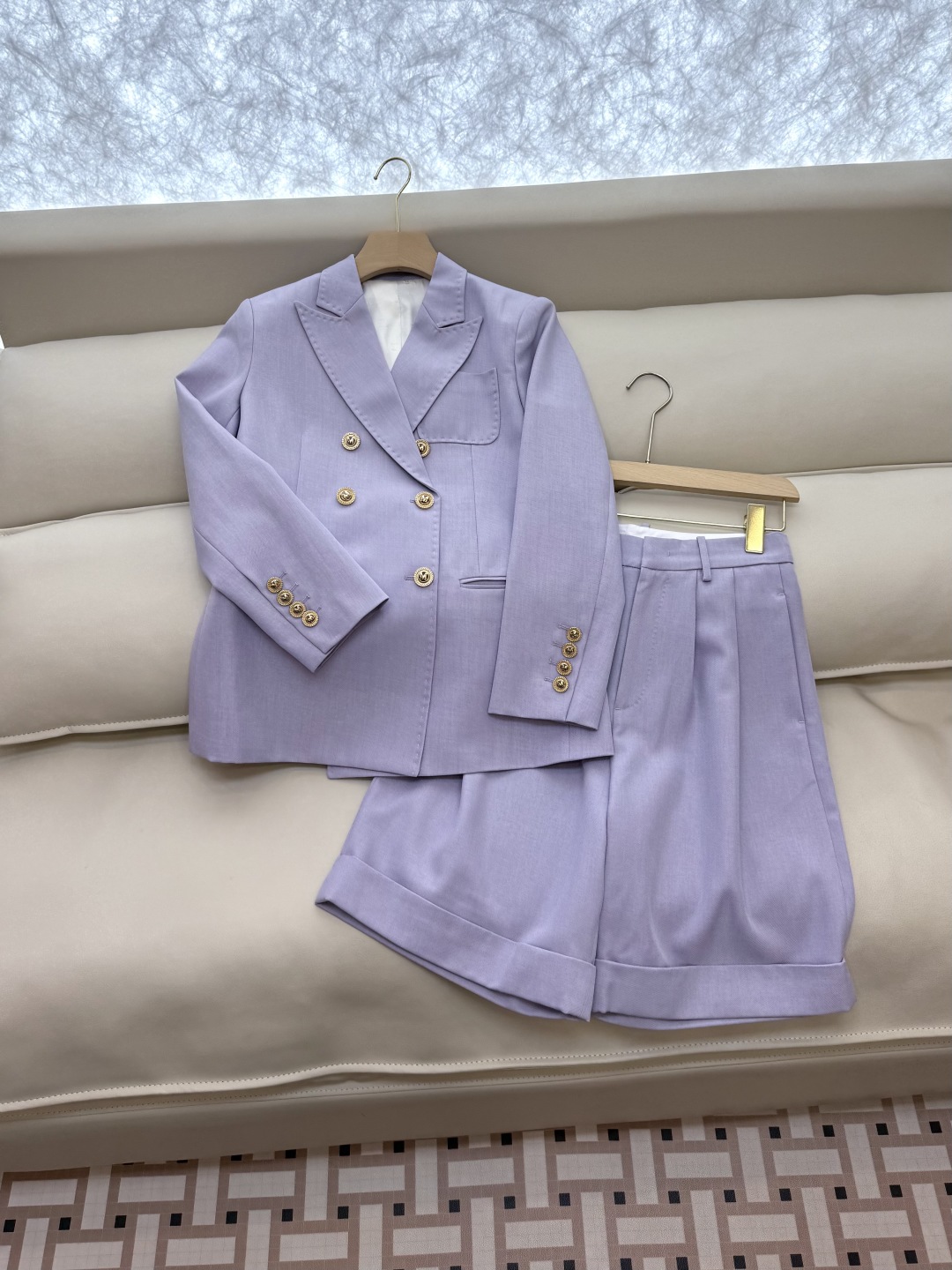 TF060#新款套装。
Max mara 60%醋酸 30% 羊毛 长袖西装外套➕短裤套装 
紫色 黄色