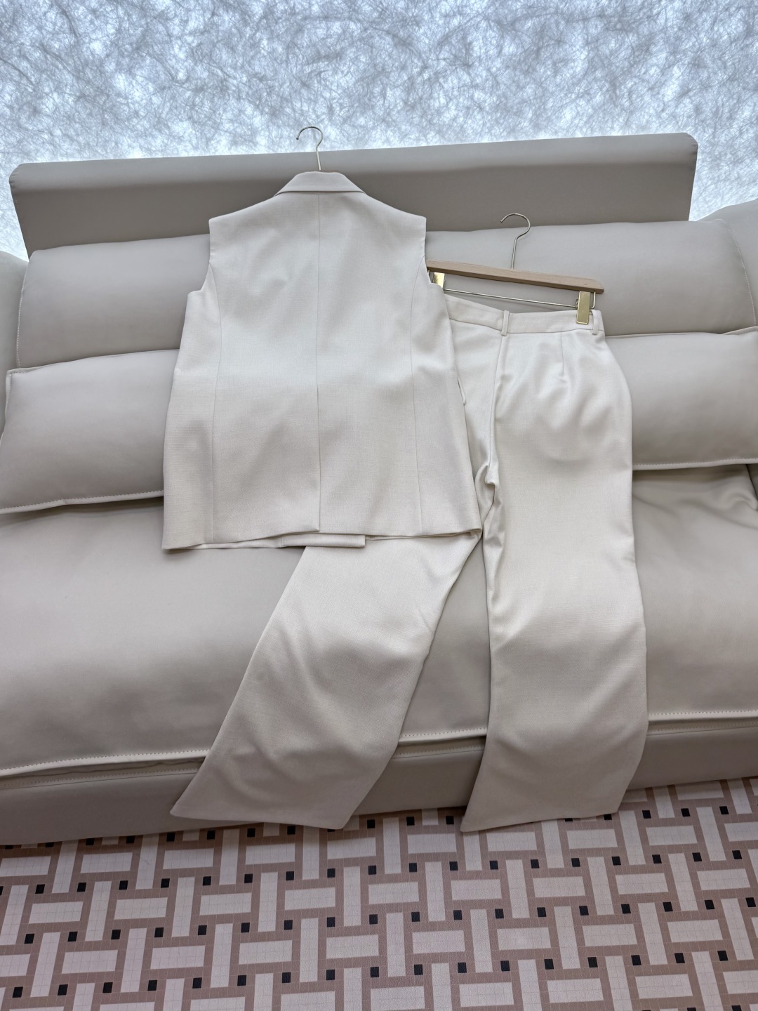 TF072#新款套装。
Max mara 68%亚麻 32%真丝 无袖马甲外套 ➕长裤 套装 焦糖色 米