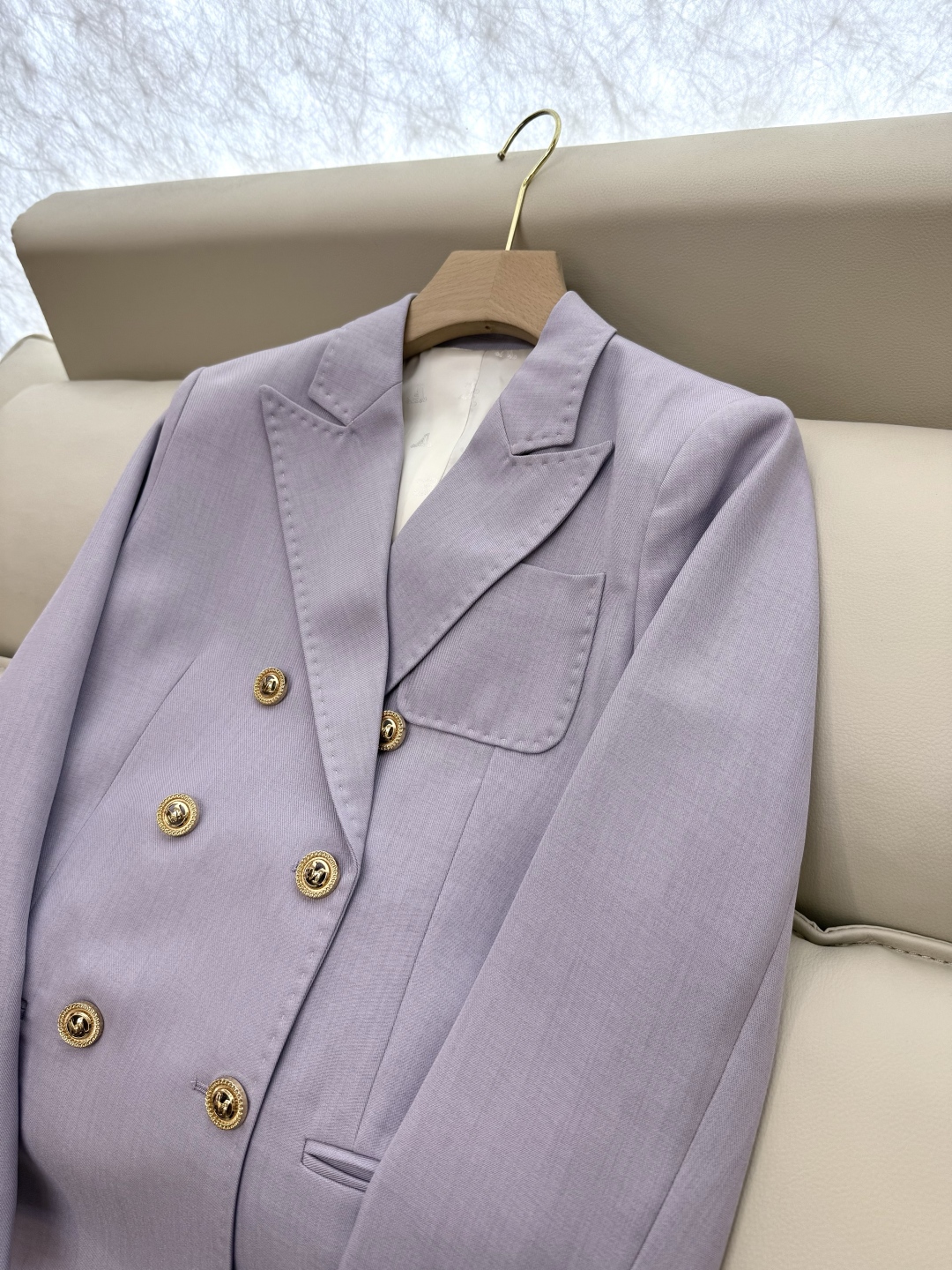 TF060#新款套装。
Max mara 60%醋酸 30% 羊毛 长袖西装外套➕短裤套装 
紫色 黄色