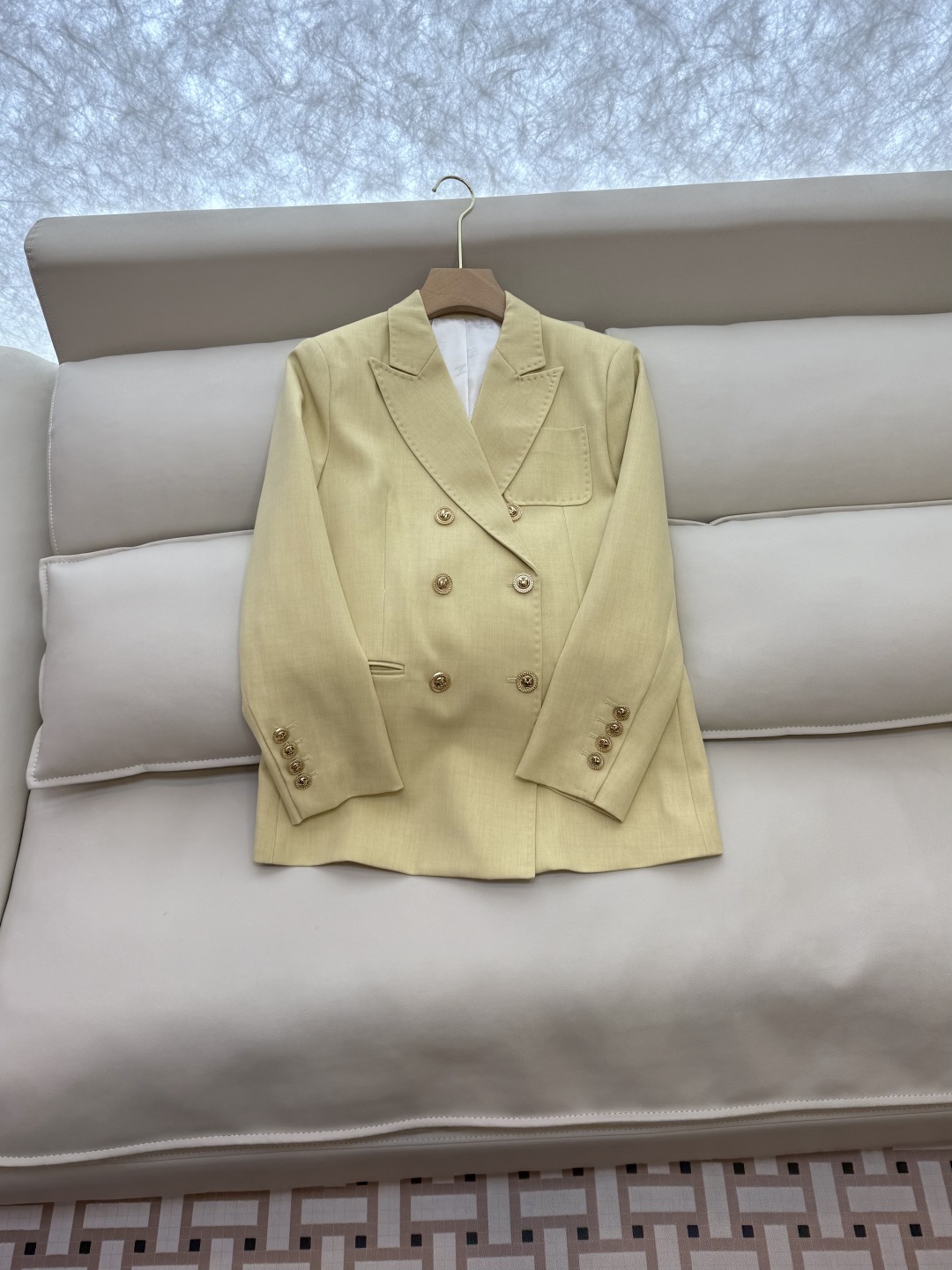 TF060#新款套装。
Max mara 60%醋酸 30% 羊毛 长袖西装外套➕短裤套装 
紫色 黄色