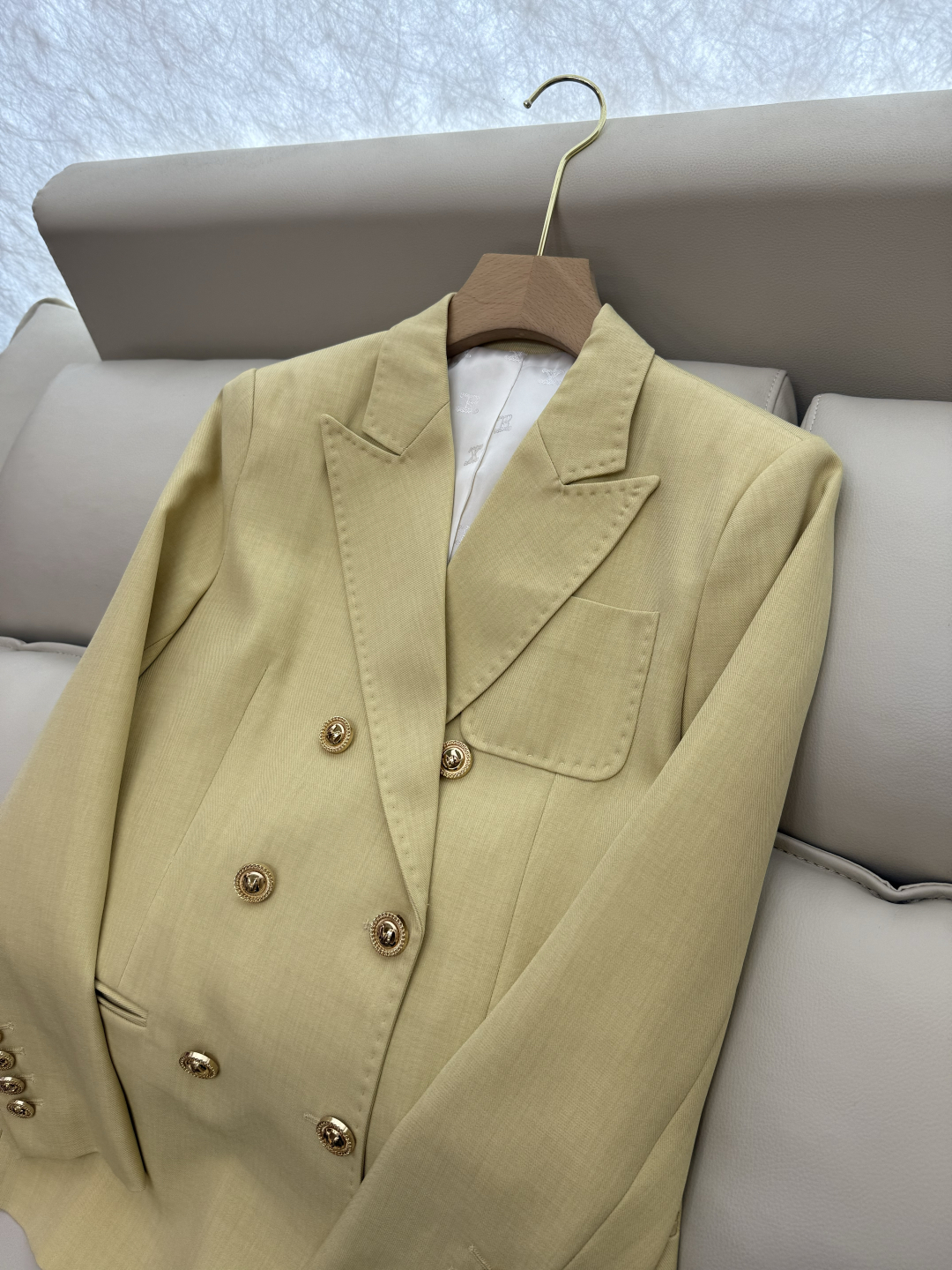 TF060#新款套装。
Max mara 60%醋酸 30% 羊毛 长袖西装外套➕短裤套装 
紫色 黄色