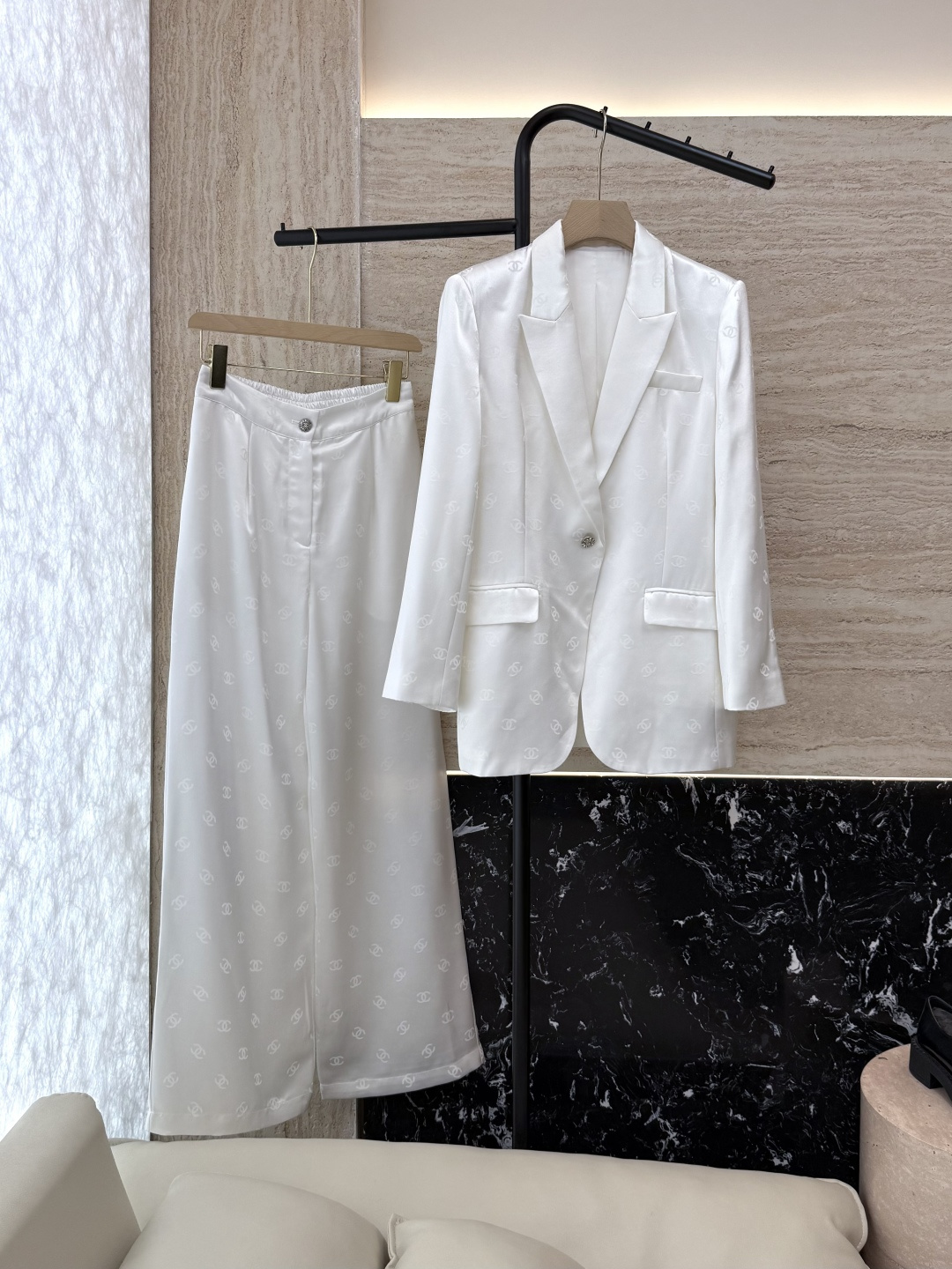 NO:437345,XZ0110# new set Xiaoxiang acetic acid letter jacquard long sleeve jacket trousers set black white SMLXL,,jackets & coats,alexander wang19860909XZ0110#新款套装 小香 醋酸 字母提花 长袖外套长裤 套装 黑色 白色SMLXL,,jackets & coats,alexander wang,Women's clothing