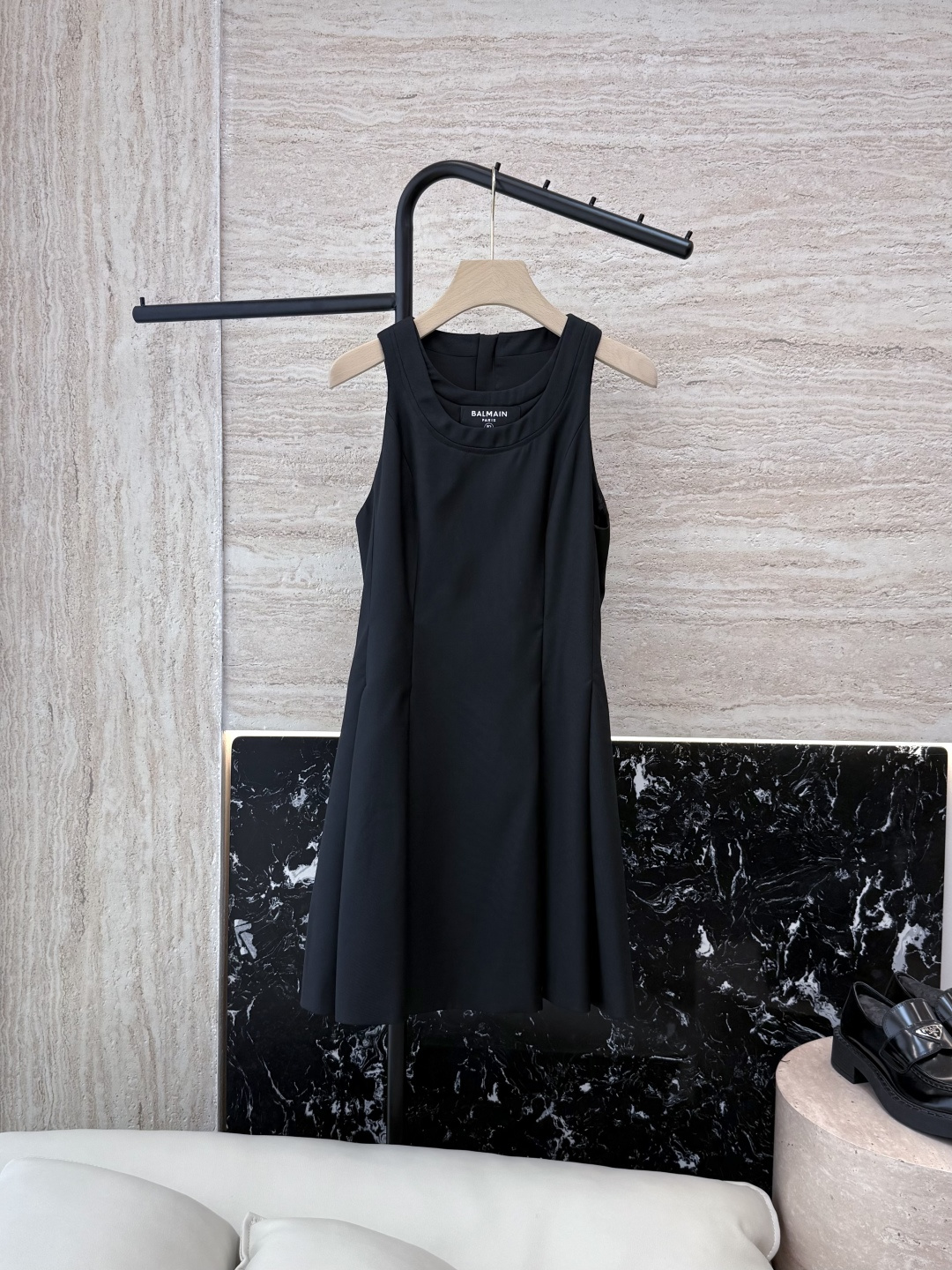 NO:437348,XZ0105# new dress B Balmain embroidered sleeveless vest 50 wool slim fit dress black white SMLXL,,balmain,skirts,alexander wang19860909XZ0105#新款连衣裙 B 巴尔曼 绣字母无袖背心50 羊毛 修身 连衣裙 黑色 白色 SMLXL,,balmain,skirts,alexander wang,Women's clothing