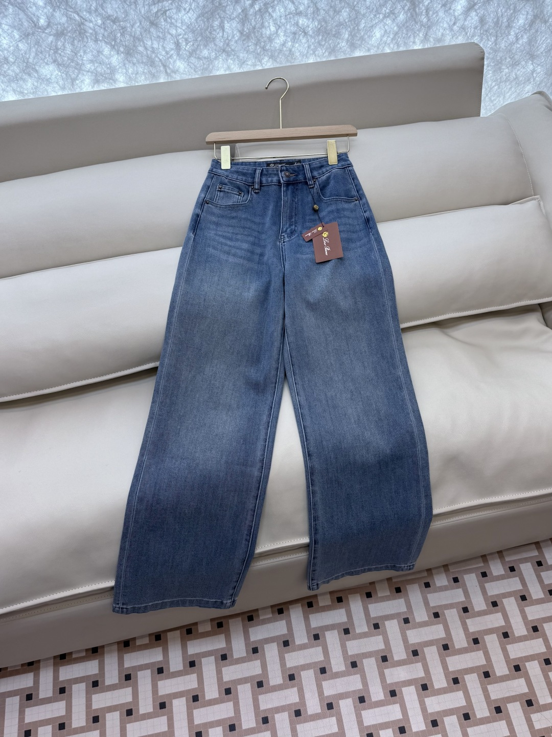 NZ005#新款牛仔裤⚠️。
Lp🆕 明线 绣花logo 直筒 牛仔裤 深蓝色 浅蓝色 26/27/28