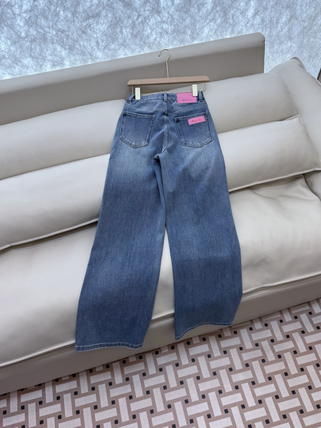 NZ006#新款牛仔裤⚠️。
Lp🆕 皮标 logo 直筒 牛仔裤 浅蓝色 26/27/28/29