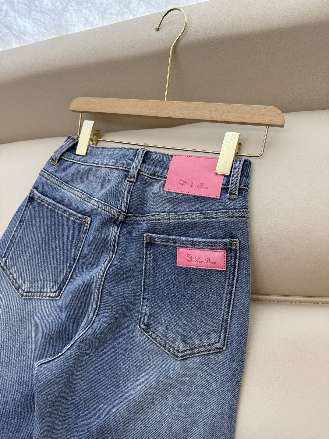 NZ006#新款牛仔裤⚠️。
Lp🆕 皮标 logo 直筒 牛仔裤 浅蓝色 26/27/28/29